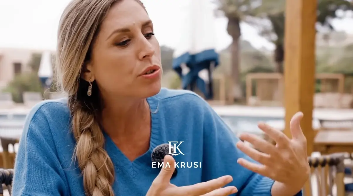 Portrait d’Ema Krusi de profil lors d’une interview en extérieur, échange autour de la naissance naturelle.