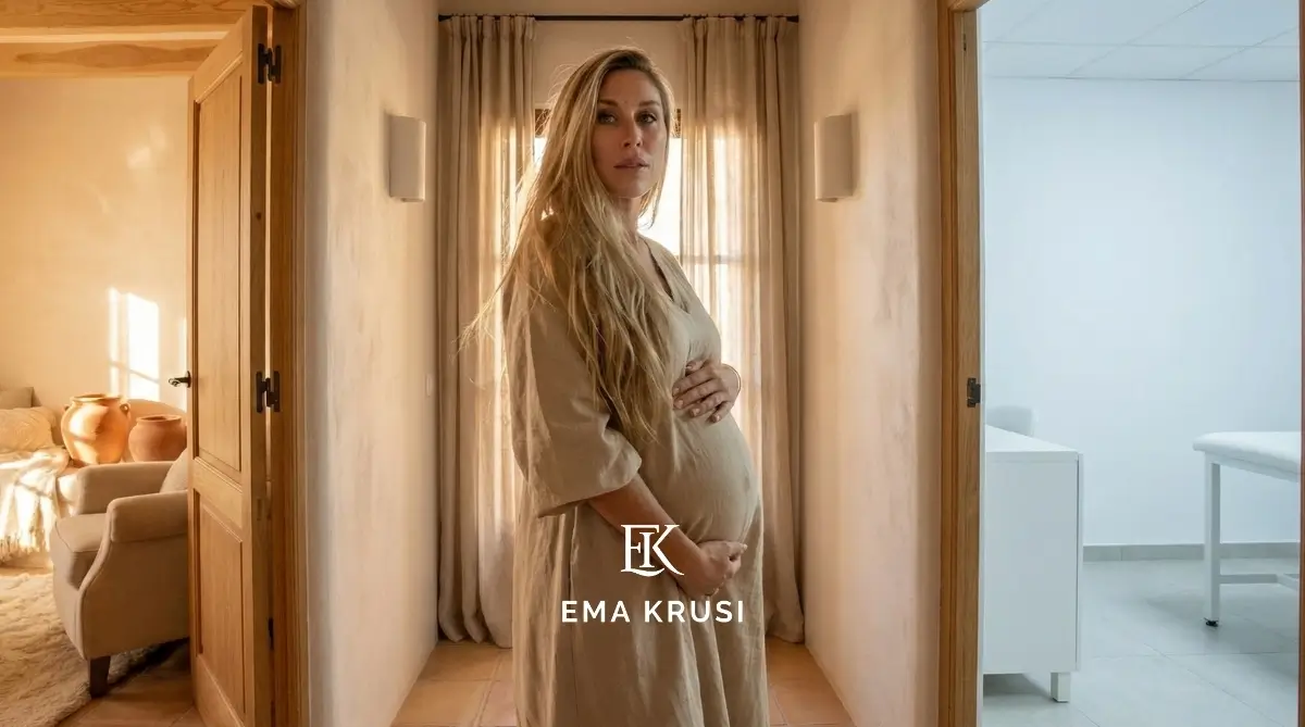 Femme enceinte debout dans une maison lumineuse, se préparant à la naissance de son bébé.