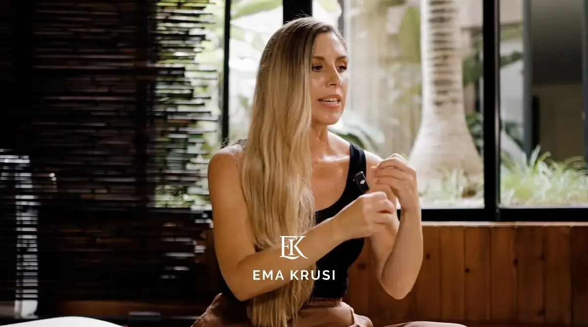 Ema Krusi partage son expertise sur l’accouchement naturel pendant une interview.