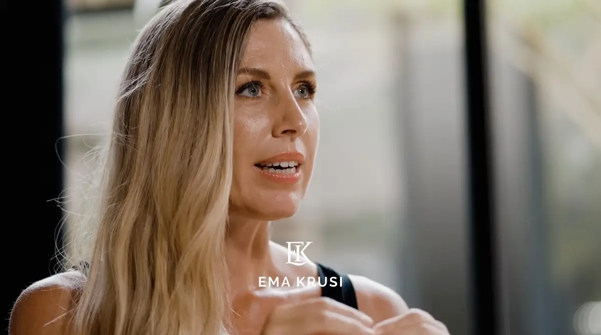 Portrait d’Ema Krusi parlant de la préparation à l’accouchement naturel et de la physiologie de la naissance.