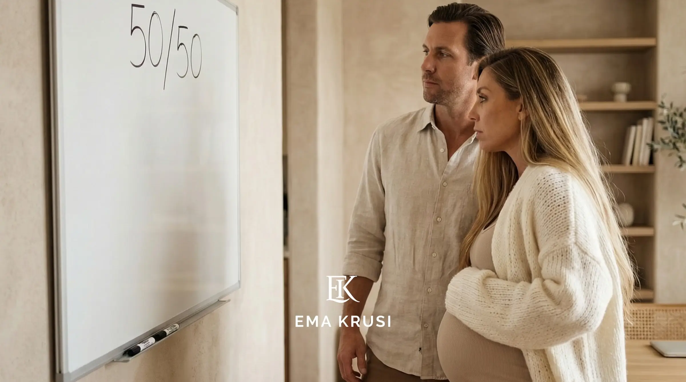 Couple attendant un bébé regardant un tableau avec écrit 50/50 en préparant la répartition des rôles après la naissance.