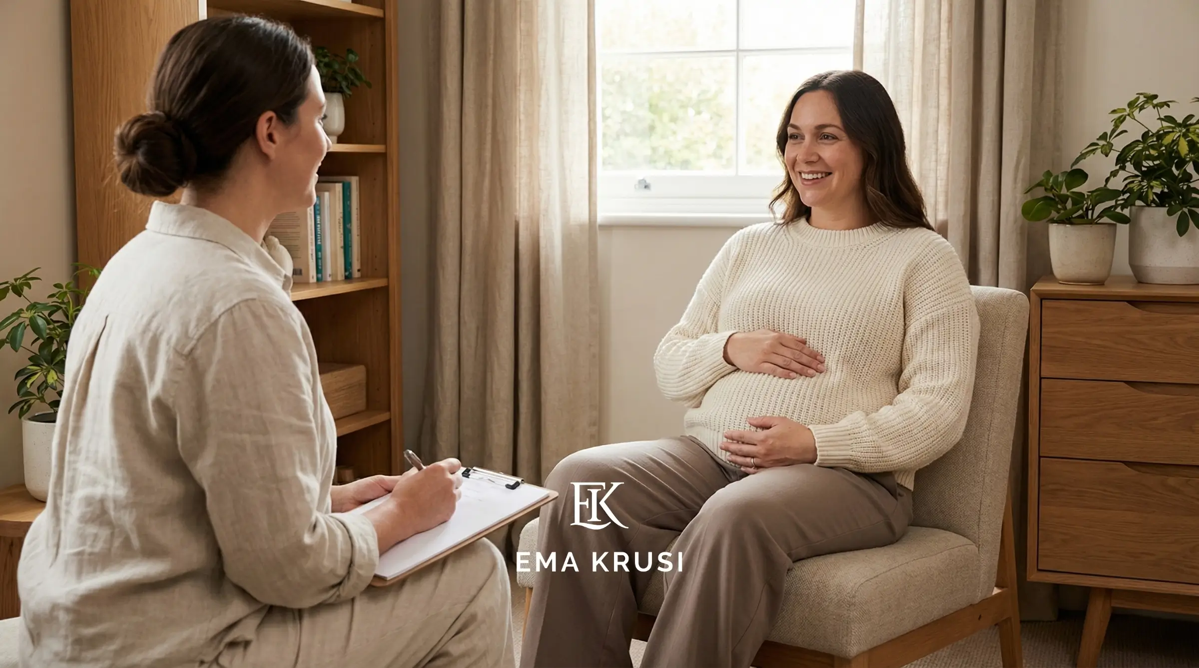 Femme enceinte en séance d’accompagnement avec une professionnelle, suivi de grossesse et préparation à la naissance.