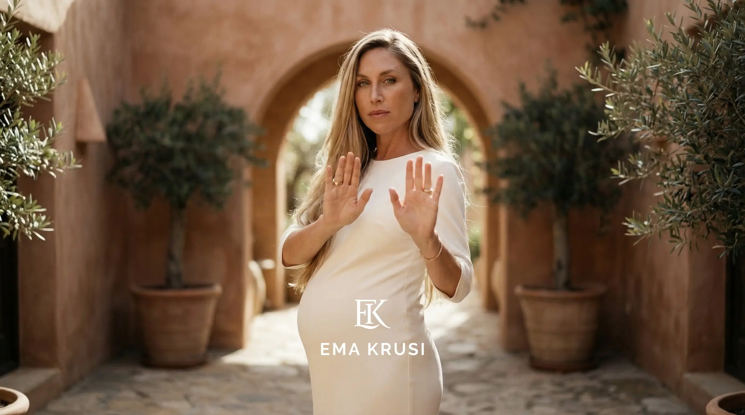 Femme enceinte levant les mains en signe de stop, affirmation de soi et prise de décision pendant la grossesse.