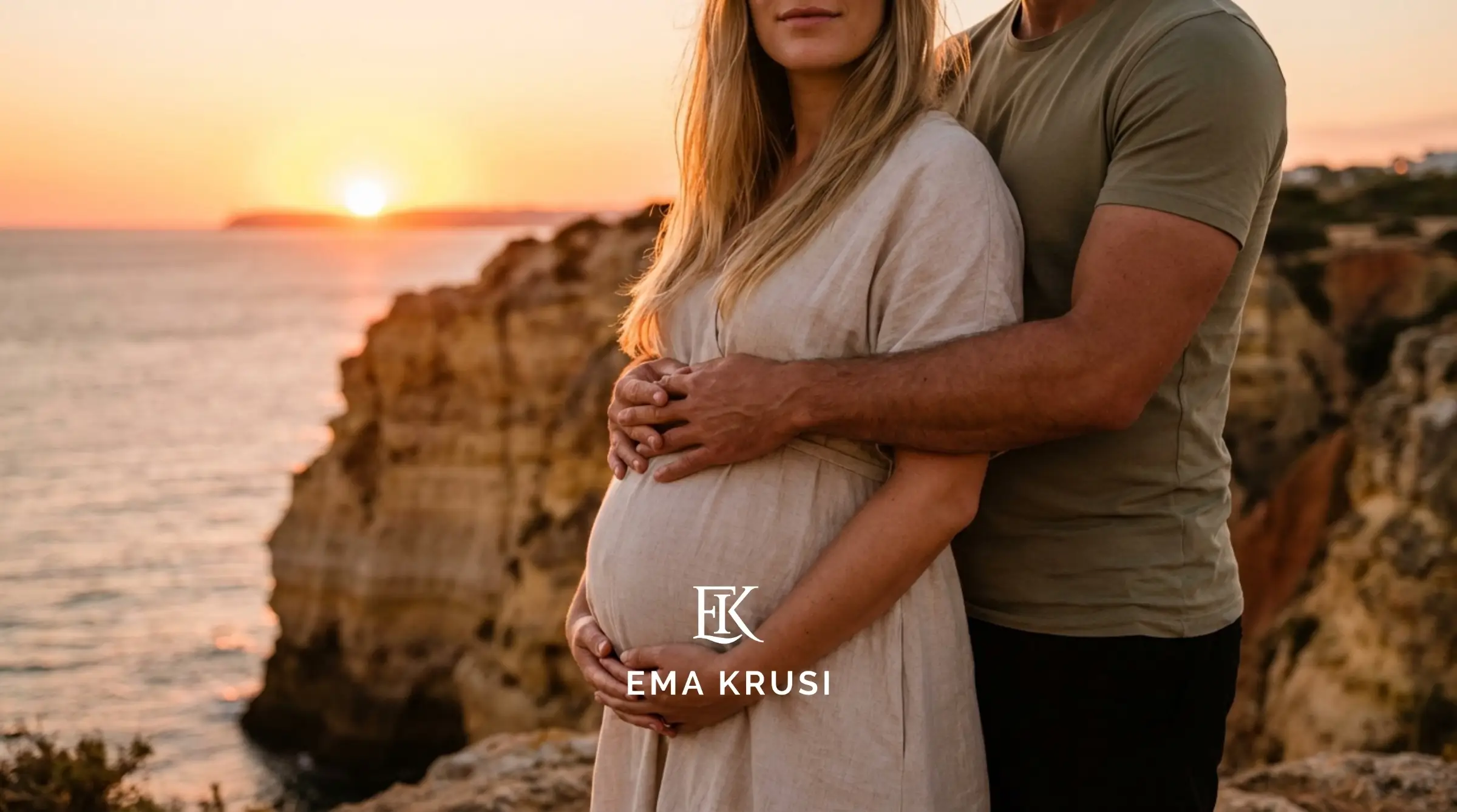 Couple attendant un bébé au coucher de soleil, homme entourant la femme enceinte avec soutien et présence.