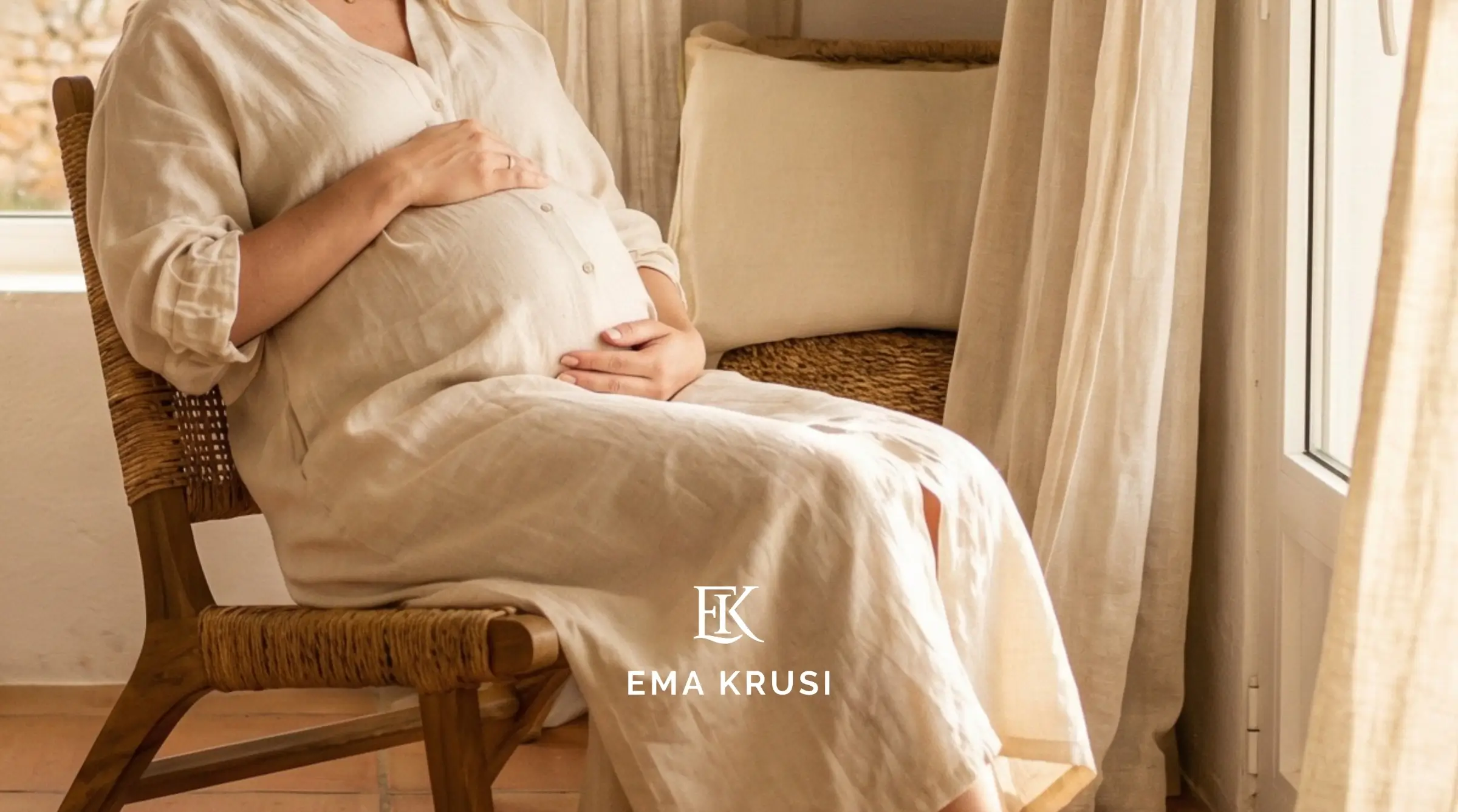 Grossesse à la maison : femme enceinte posée, connexion avec son bébé avant l’accouchement.