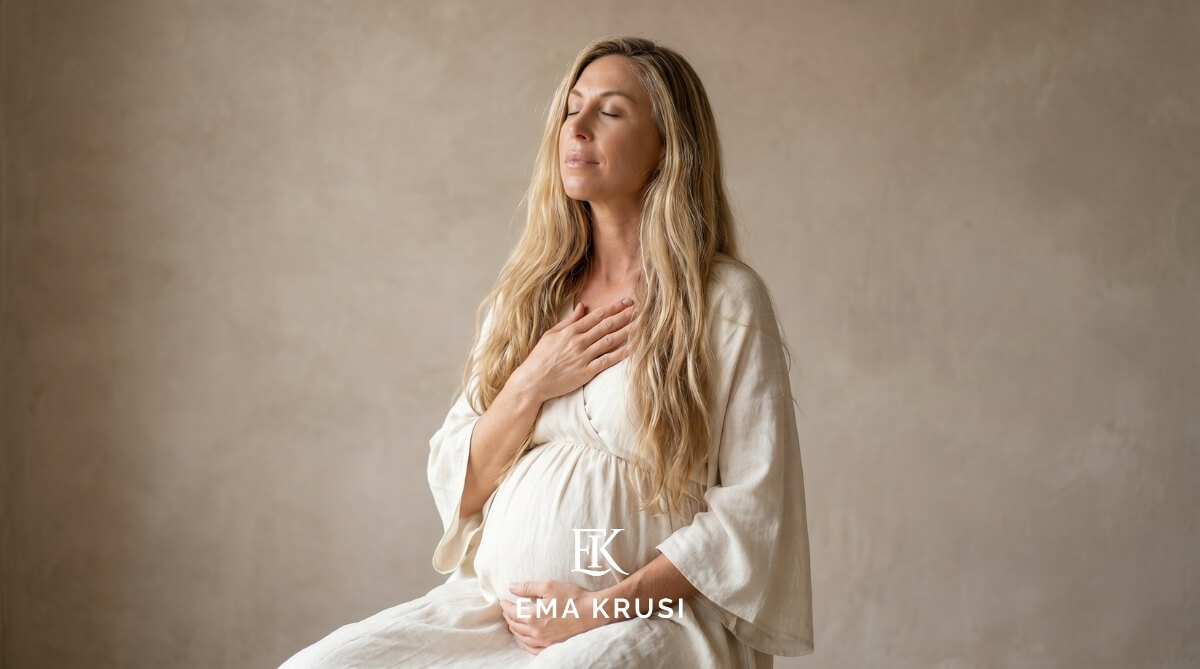 Femme enceinte pratiquant la respiration et l’ancrage émotionnel pour préparer un accouchement naturel apaisé. Femme enceinte pratiquant la respiration et l’ancrage émotionnel pour préparer un accouchement naturel apaisé.