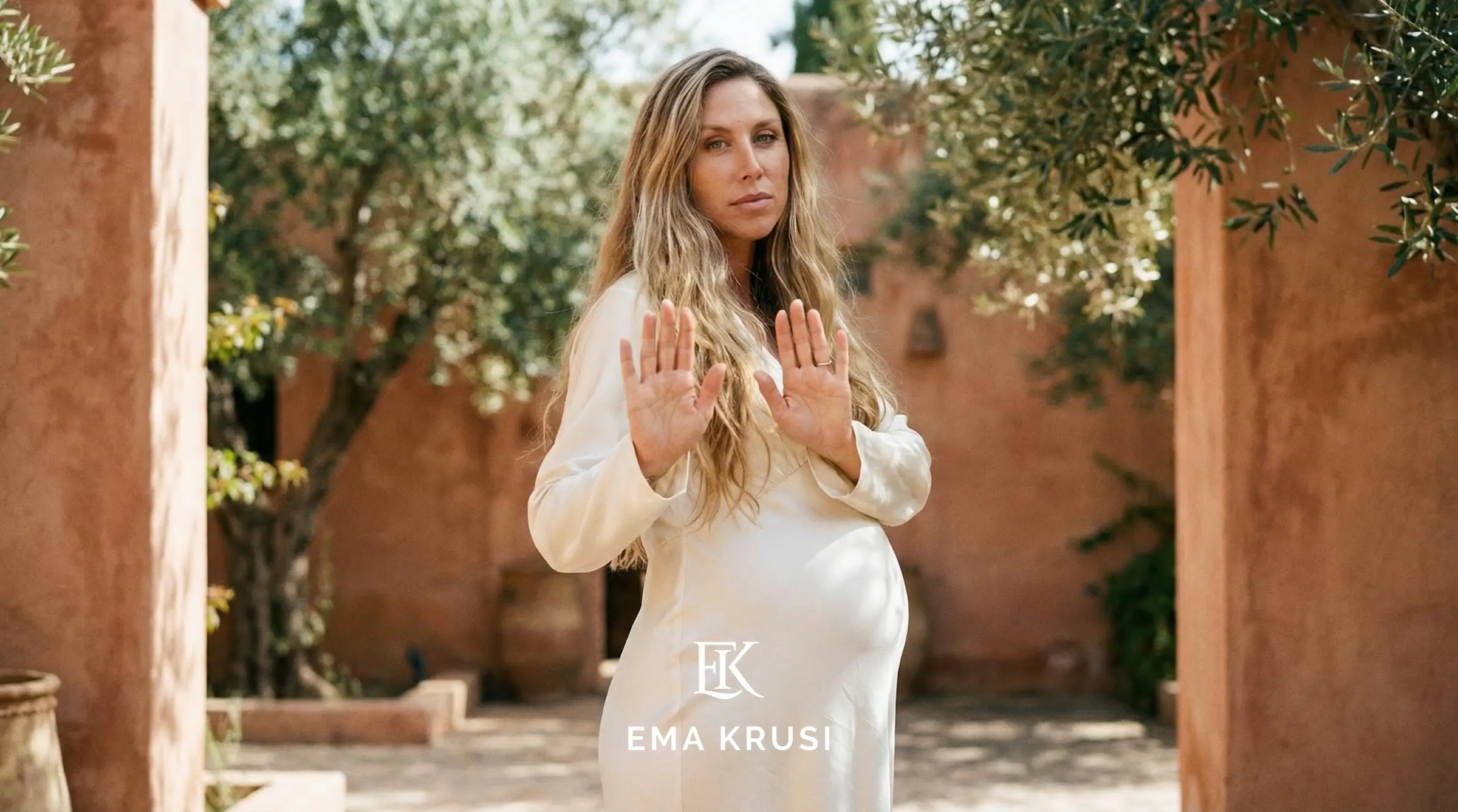 Femme enceinte posant ses limites et protégeant son consentement face à la pression autour de l’accouchement. Femme enceinte posant ses limites et protégeant son consentement face à la pression autour de l’accouchement.