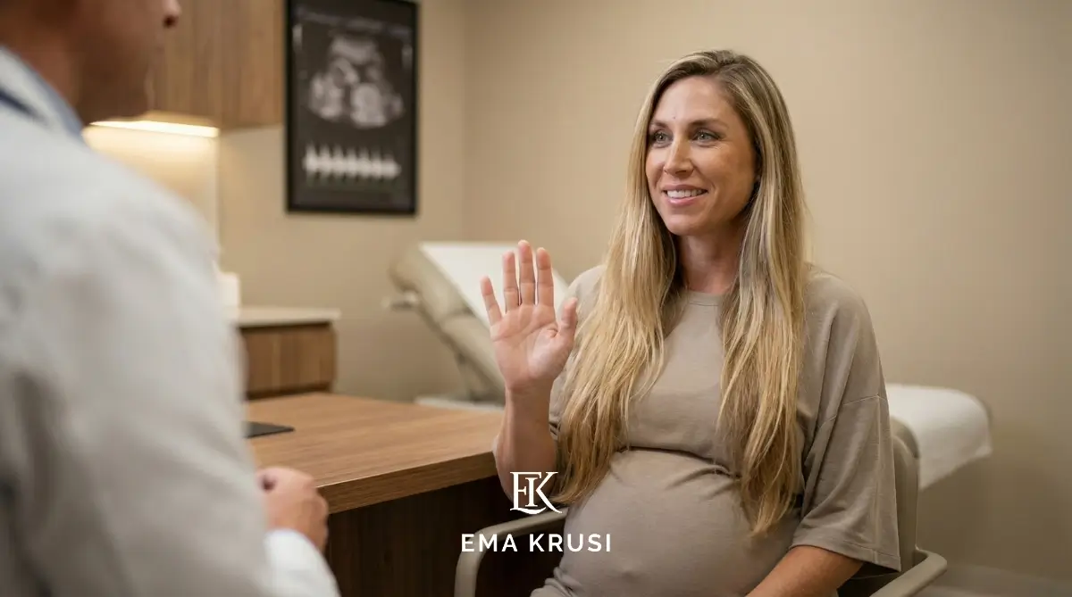 Femme enceinte en consultation médicale exprimant ses préférences et participant activement aux décisions concernant sa grossesse et sa naissance. Femme enceinte en consultation médicale exprimant ses préférences et participant activement aux décisions concernant sa grossesse et sa naissance.