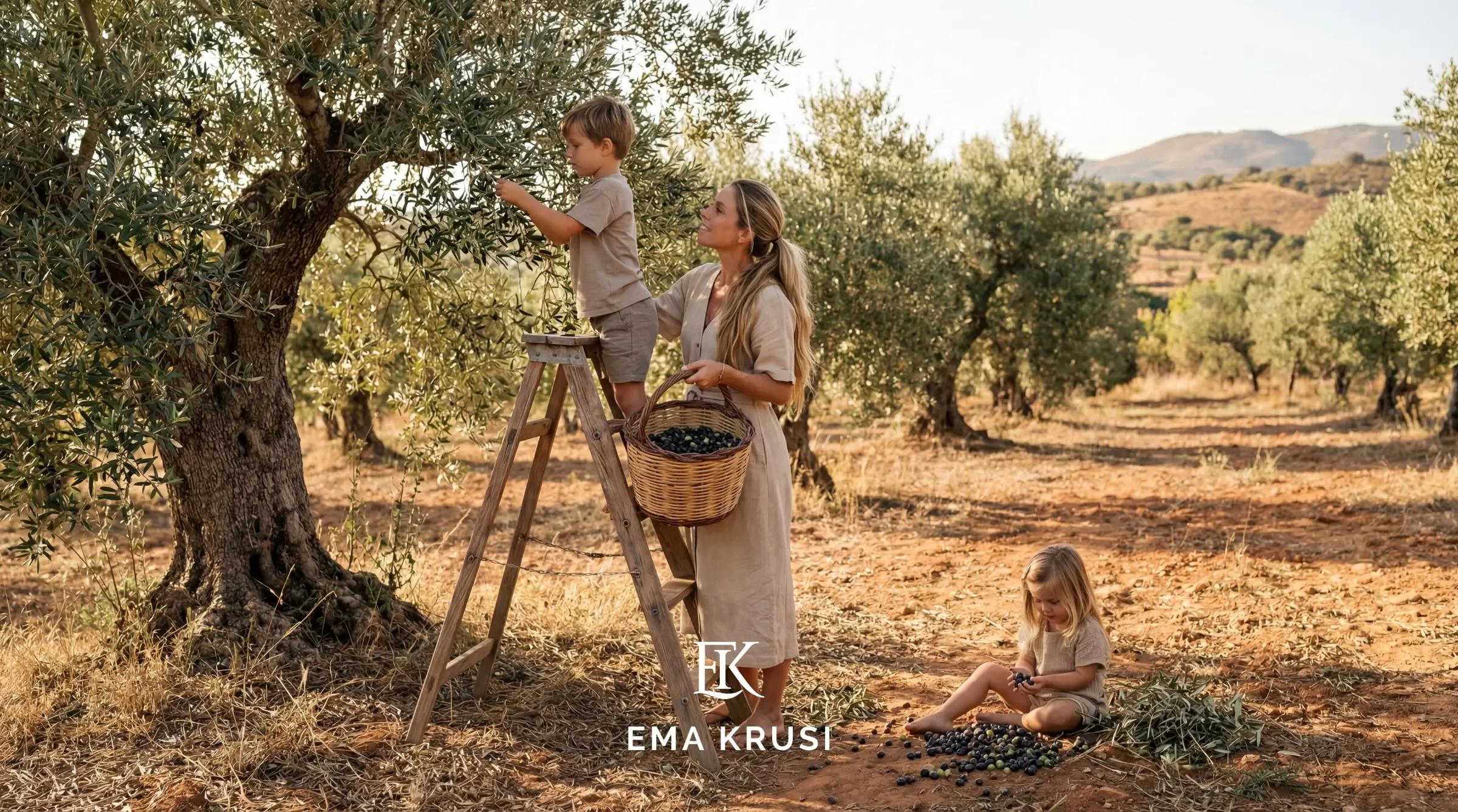 Maman avec ses enfants dans une oliveraie, mettant en avant une vie familiale proche de la nature, la transmission et les moments simples partagés en famille. Maman avec ses enfants dans une oliveraie, mettant en avant une vie familiale proche de la nature, la transmission et les moments simples partagés en famille.