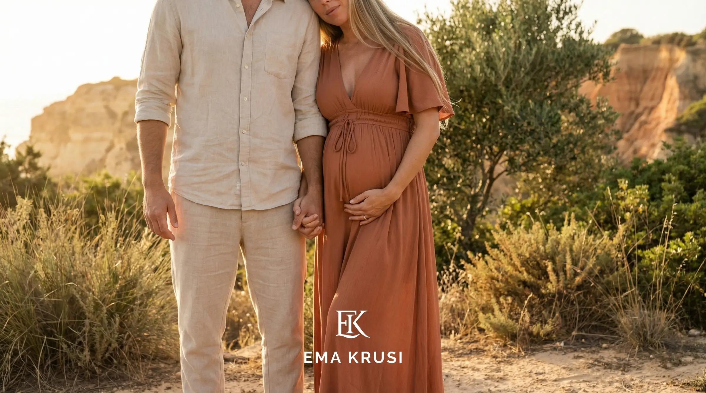 Couple attendant un bébé dans un paysage naturel de l’Algarve, les mains posées sur le ventre de grossesse, illustrant le lien parental, l’attente de la naissance et la préparation à l’arrivée de l’enfant.