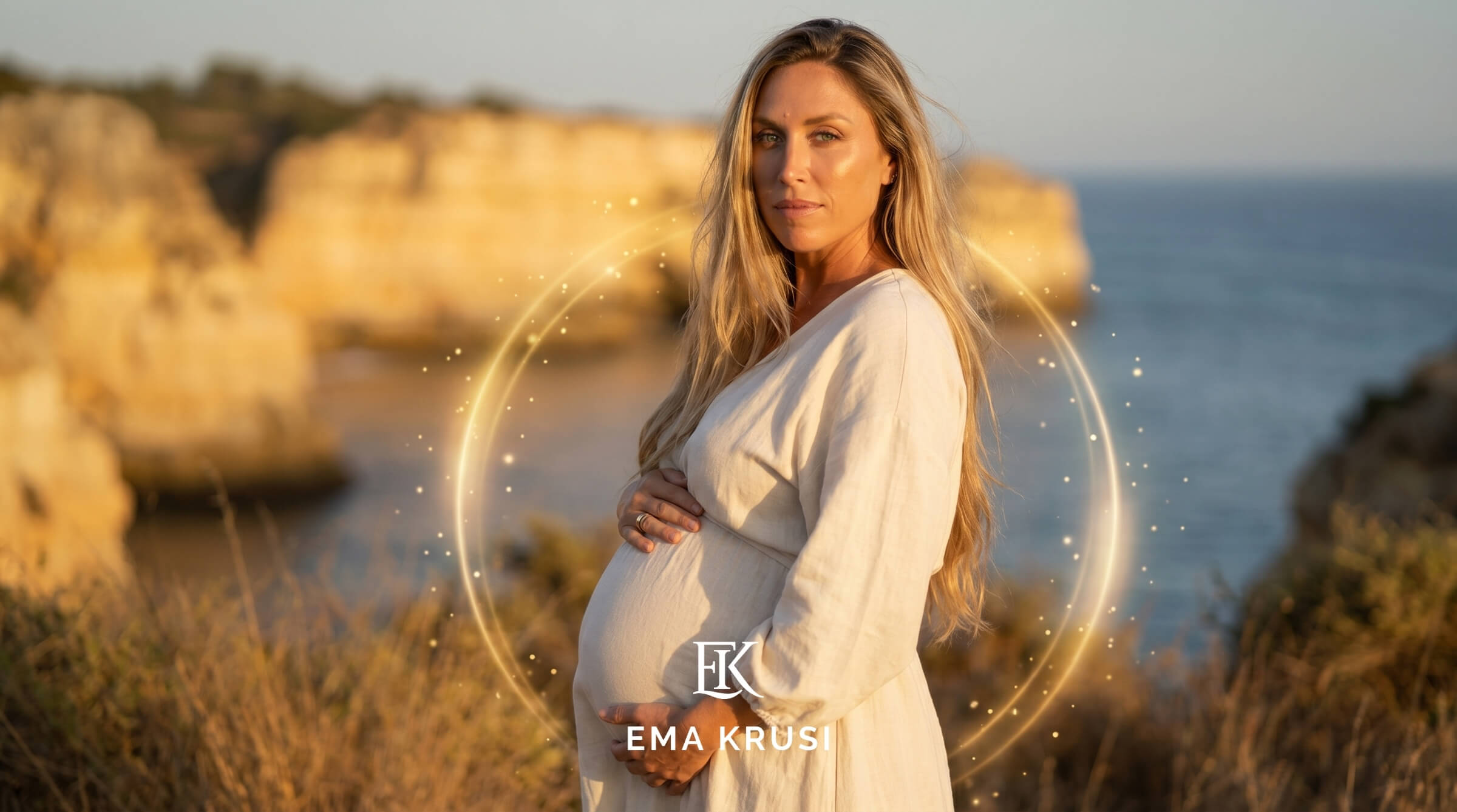 Femme enceinte face à l’océan avec un cercle lumineux autour du ventre, symbolisant le lien avec le bébé, la confiance en son corps, la connexion à la vie et la dimension énergétique de la grossesse.