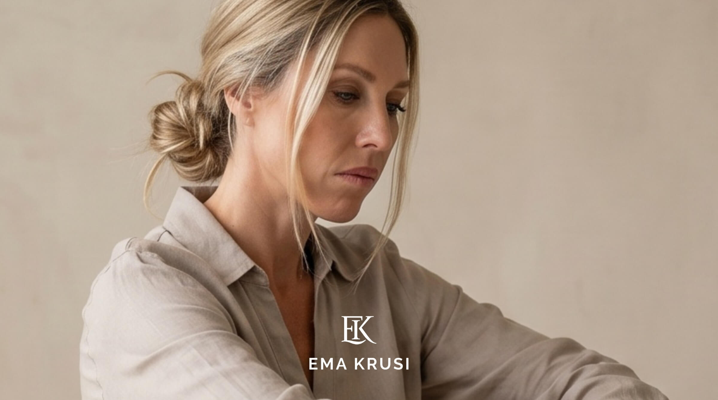 Portrait d’une femme en réflexion profonde, regard baissé, représentant l’introspection, la prise de conscience de ses peurs, croyances ou schémas inconscients liés à la maternité et à la naissance.