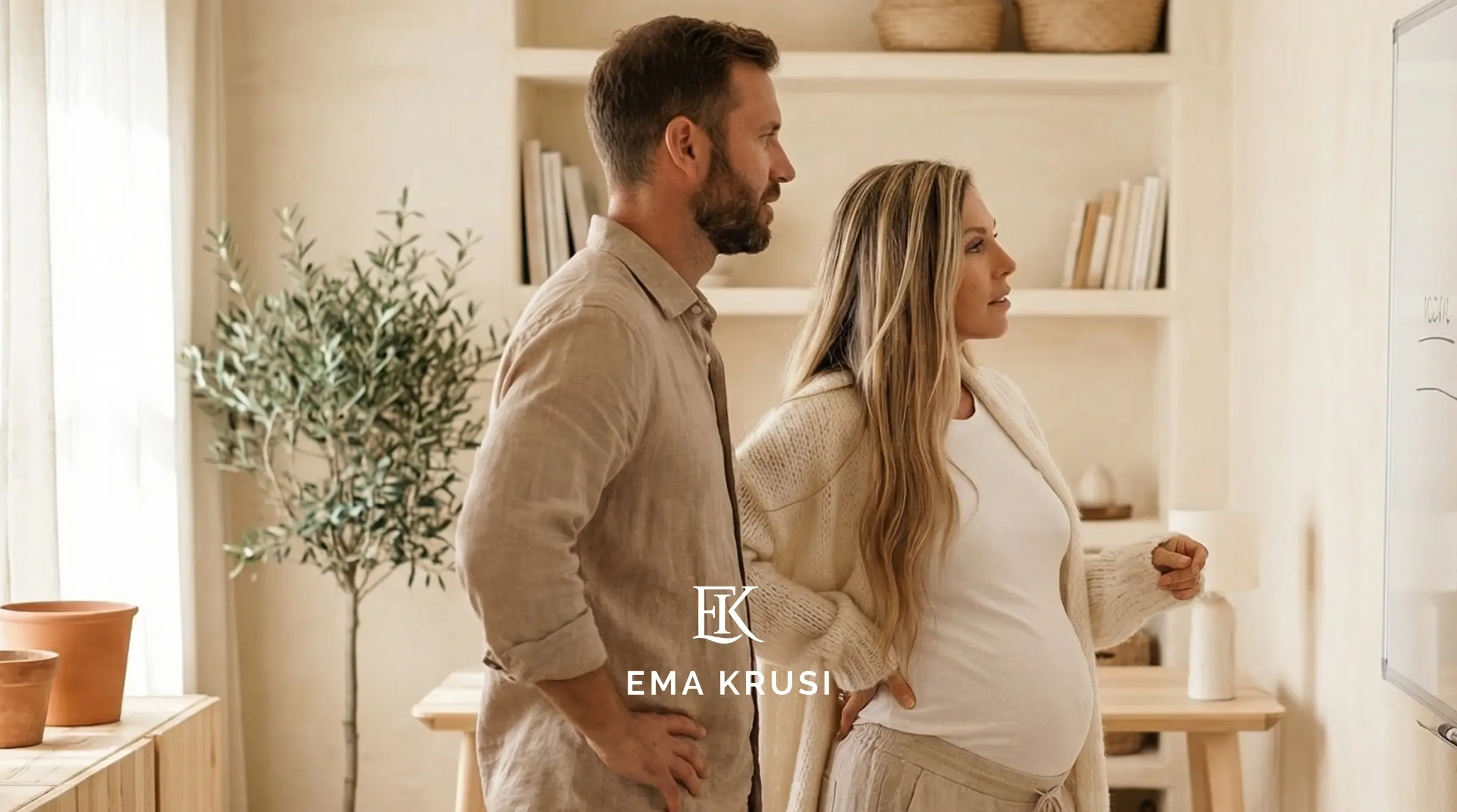 Couple attendant un bébé devant un tableau de planification, illustrant la guidance à la naissance, la préparation du projet de naissance, la communication dans le couple et les choix éclairés pendant la grossesse.