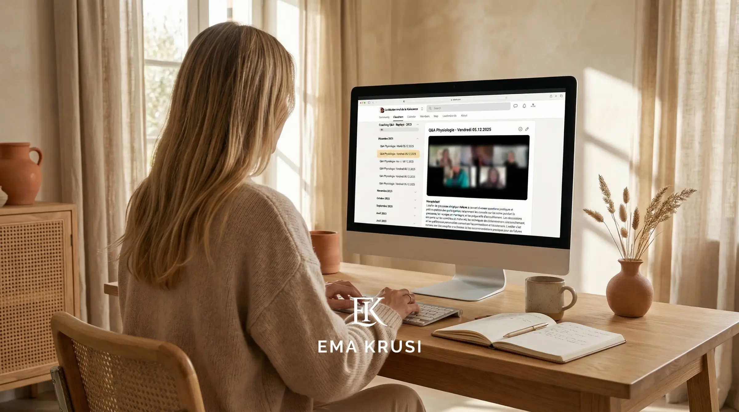 2. Accès aux contenus et replays du Mastermind de la Naissance™ Femme enceinte consultant les ressources en ligne du Mastermind de la Naissance™ sur ordinateur, illustrant l’apprentissage à distance, les replays, les ateliers et l’accompagnement continu pendant la grossesse.