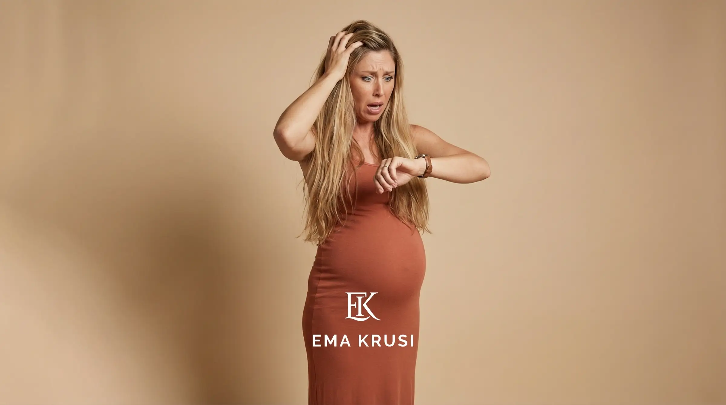 Femme enceinte regardant sa montre avec inquiétude, illustrant l’anxiété liée à l’approche de la naissance, la peur de l’accouchement, le manque de confiance et les préoccupations fréquentes pendant la grossesse.