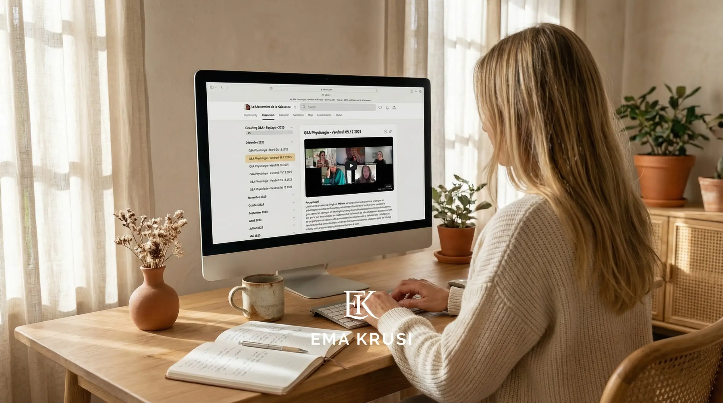 Femme enceinte suivant un atelier ou un replay du Mastermind de la Naissance™ sur ordinateur, représentant l’accès aux ressources, aux coachings et à la communauté d’accompagnement pendant la grossesse.