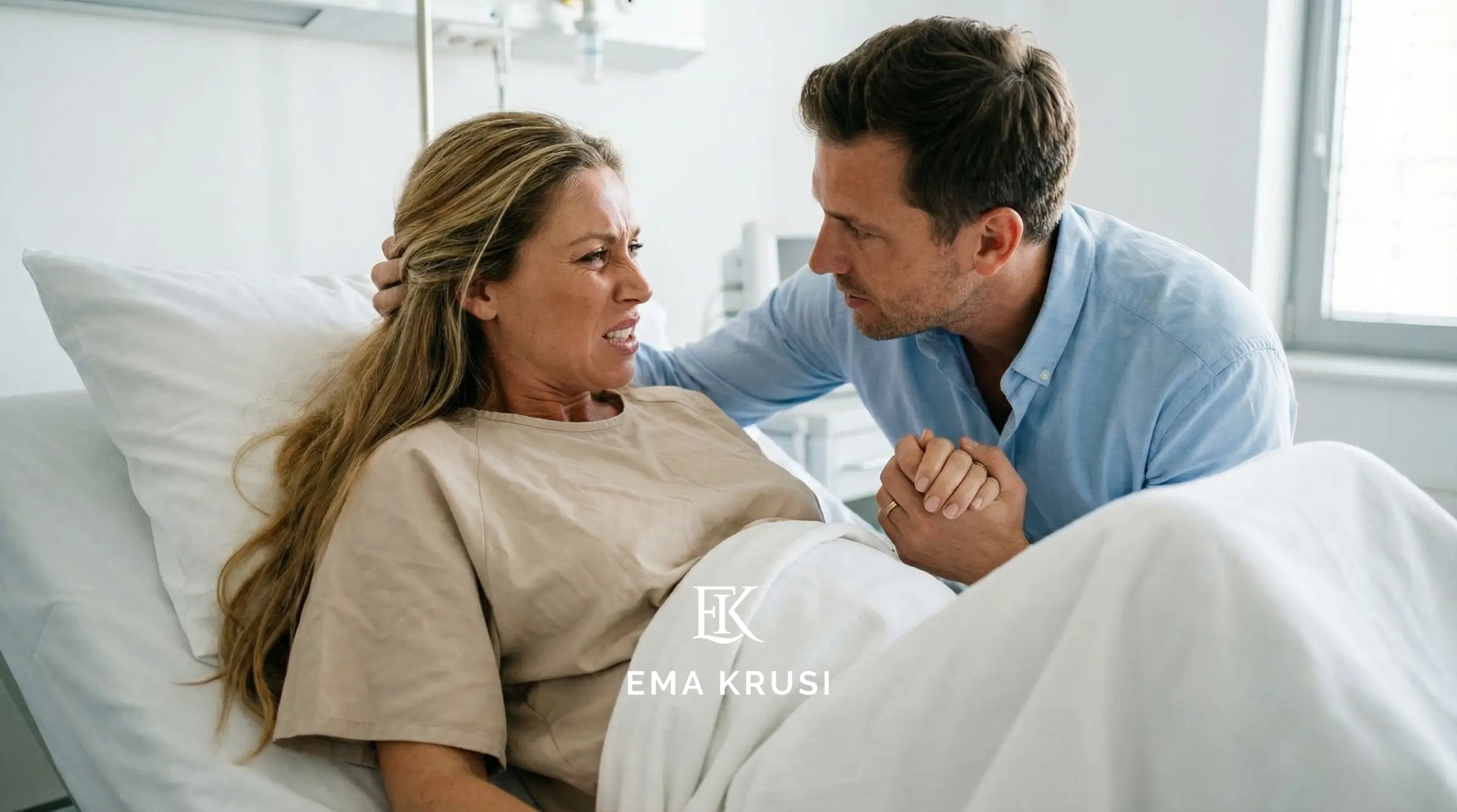 Partenaire tenant la main d'une femme en travail sur un lit d'hôpital, illustrant le soutien émotionnel, la présence du conjoint et la traversée des contractions ensemble.