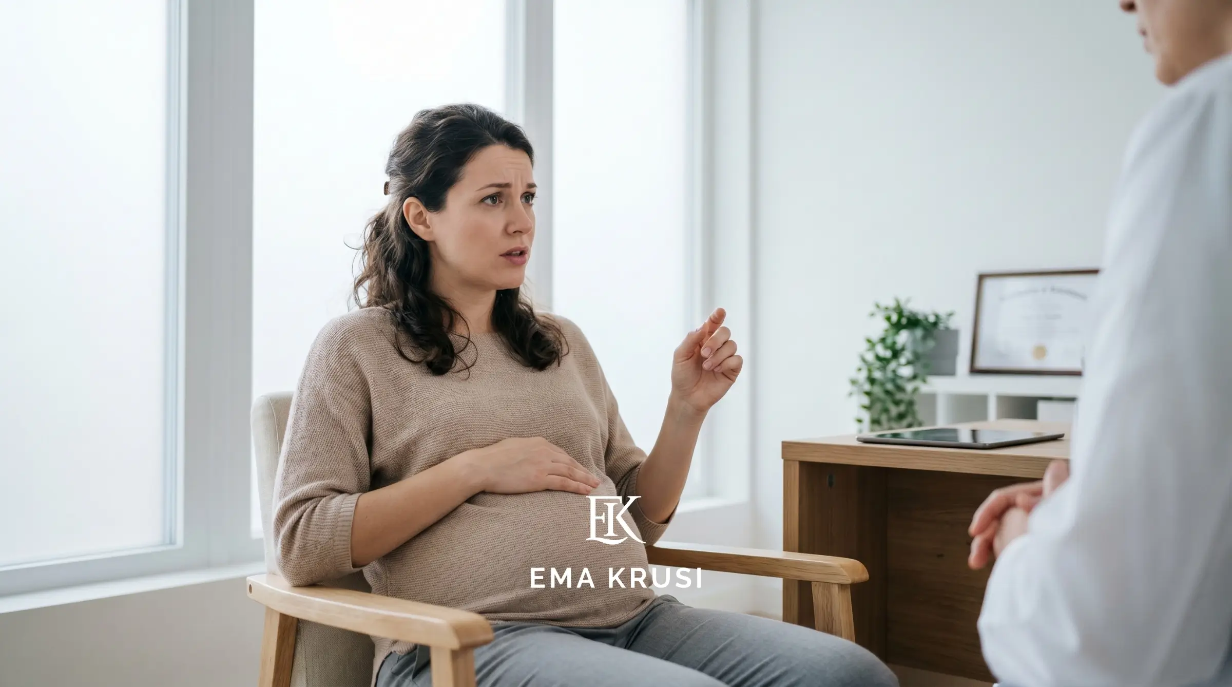 Femme enceinte en consultation levant le doigt pour poser une question, illustrant l'importance d'exprimer ses besoins, ses doutes et de participer activement aux décisions concernant sa naissance.
