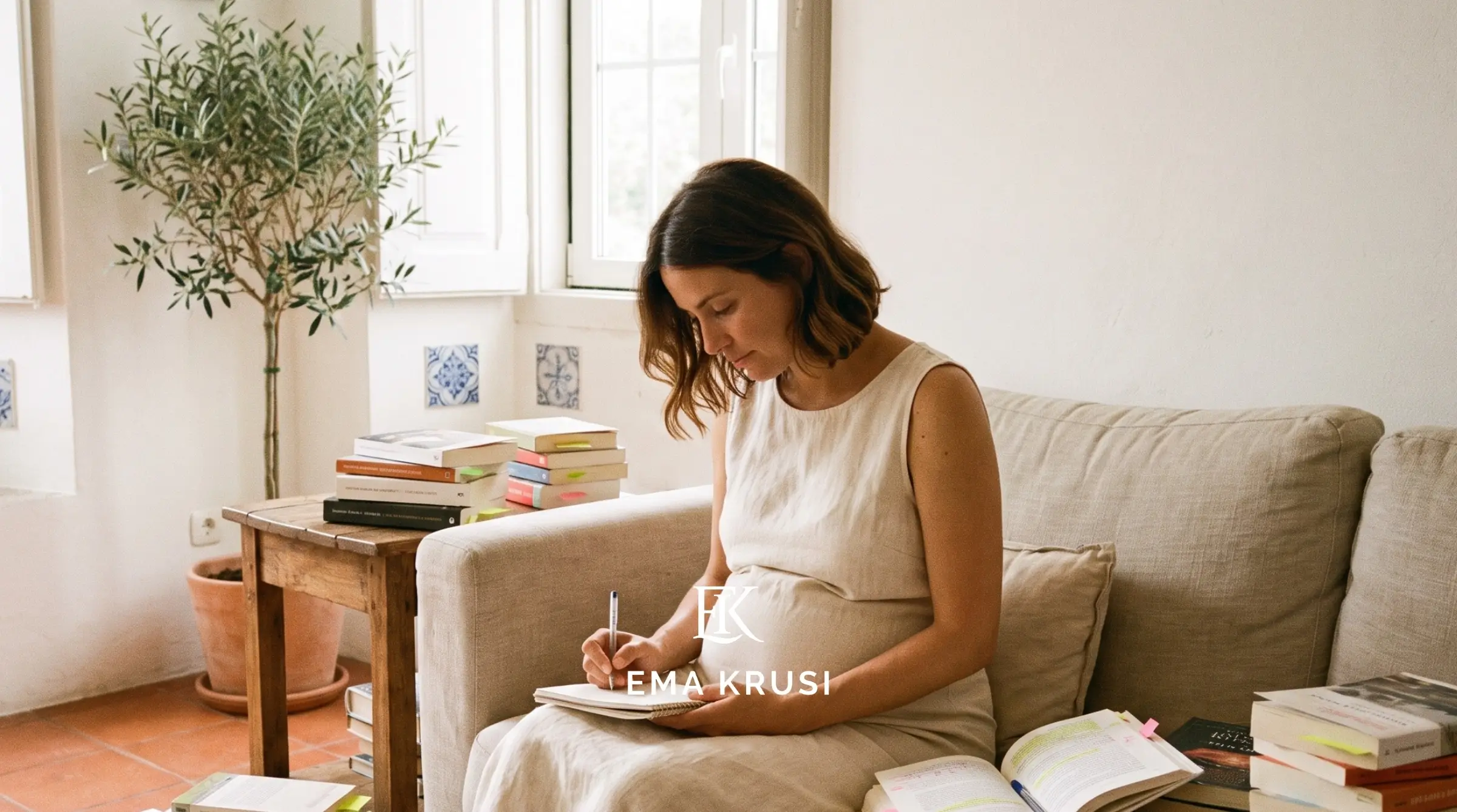 Femme enceinte prenant des notes entourée de livres, illustrant une future mère qui s’informe sur la grossesse, l’accouchement physiologique et ses choix pour la naissance. Femme enceinte prenant des notes entourée de livres, illustrant une future mère qui s’informe sur la grossesse, l’accouchement physiologique et ses choix pour la naissance.