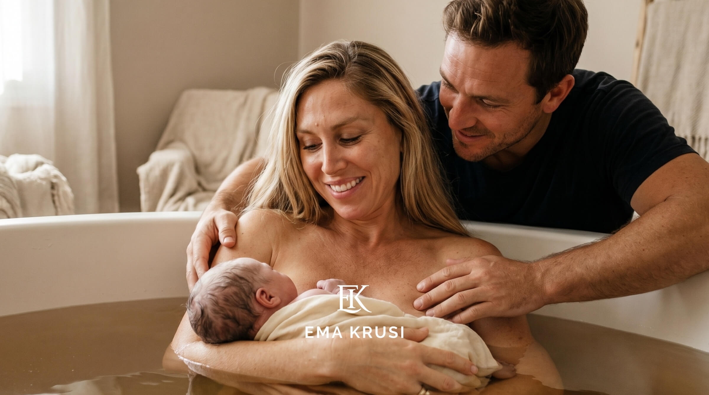 Une femme enceinte en consultation avec un professionnel de santé, attentive, en train de poser ses questions sur son projet de naissance.