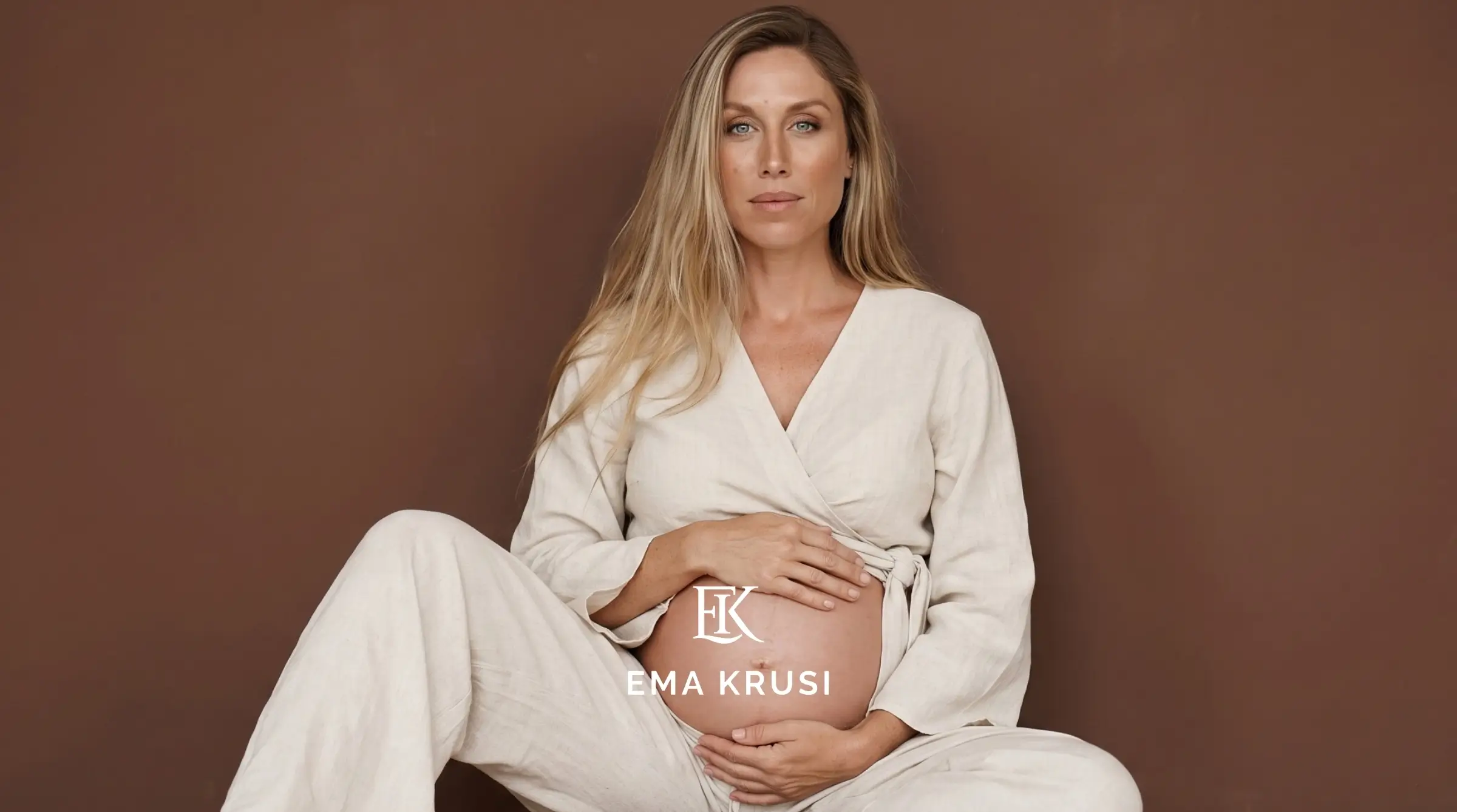 Une mère et son enfant dans un moment de complicité tranquille, front contre front, dans une lumière chaude.