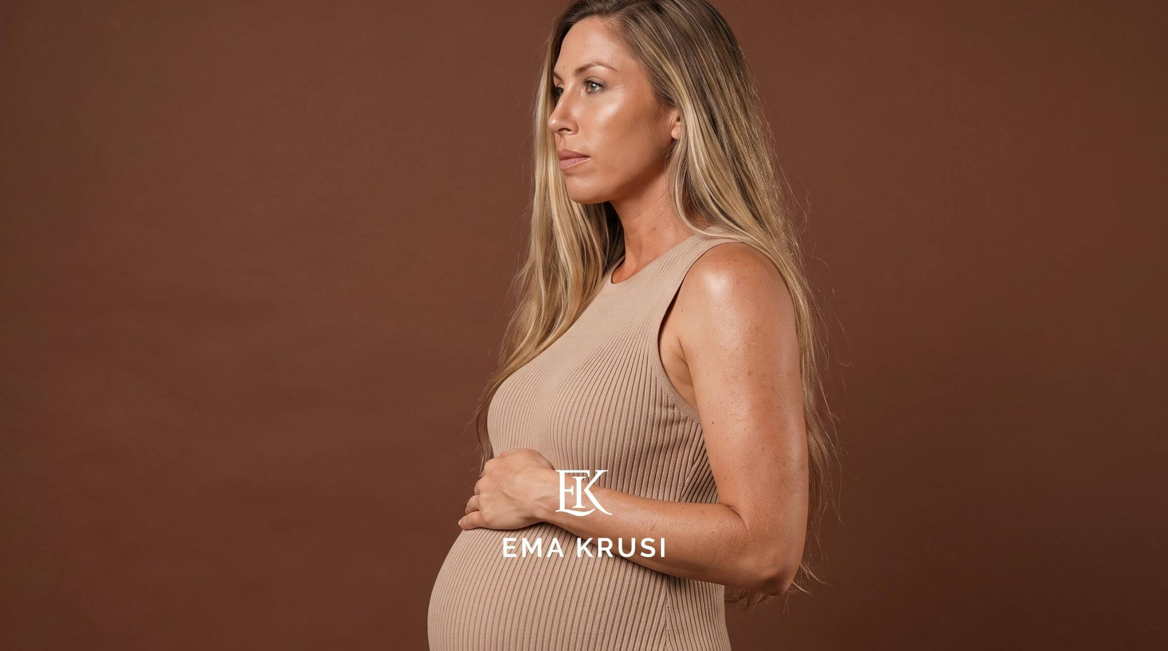 Femme pensive et un peu vulnérable, assise près d'une fenêtre, dans une lumière douce.