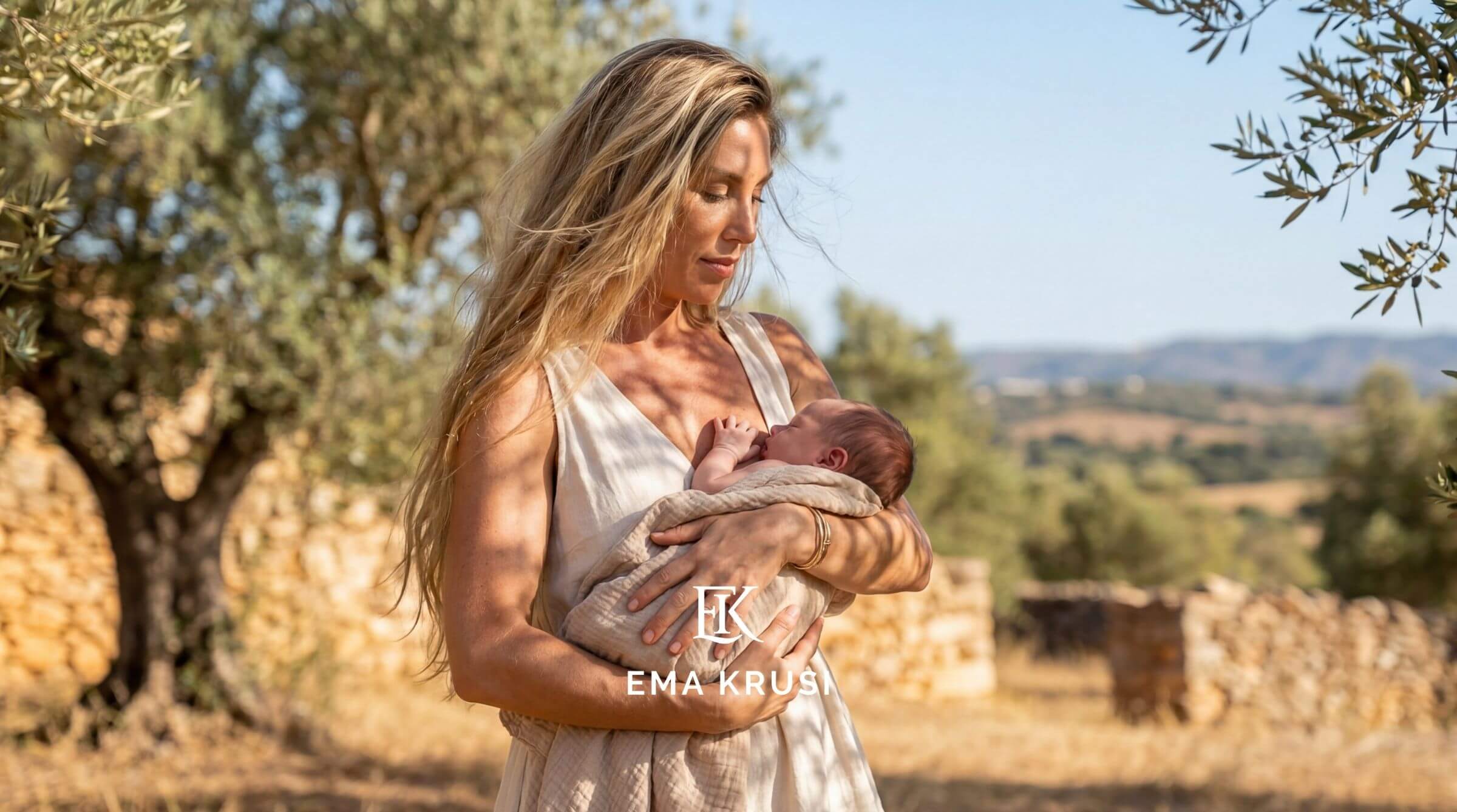 Mère joyeuse jouant dehors avec ses 2 enfants, dans une lumière naturelle.