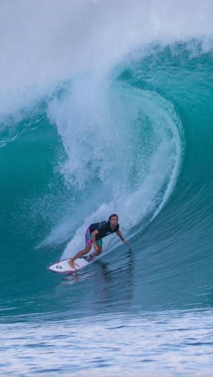 Hombre surfeando en Puerto Escondido