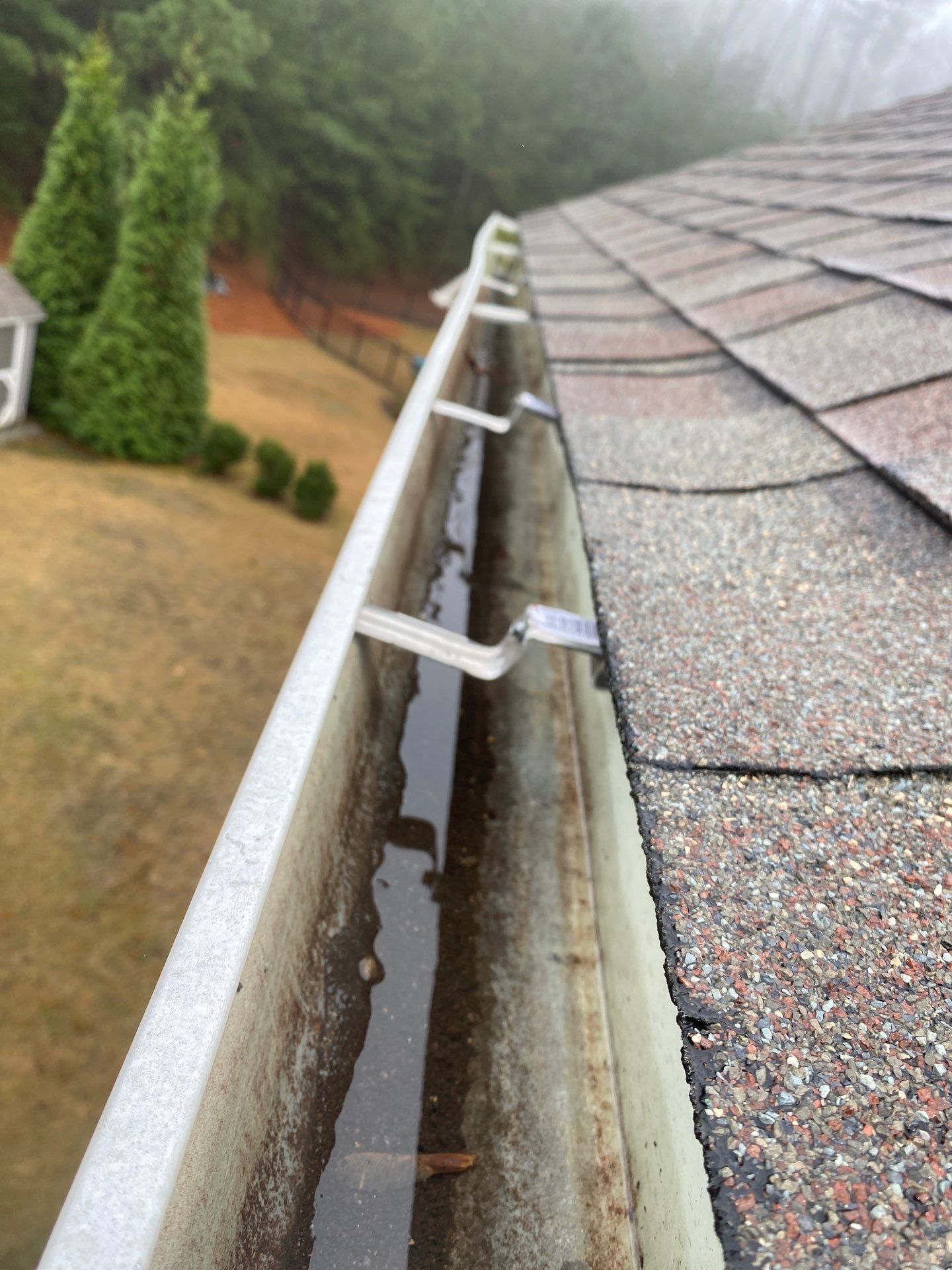 Sealing a gutter joint to stop an active leak