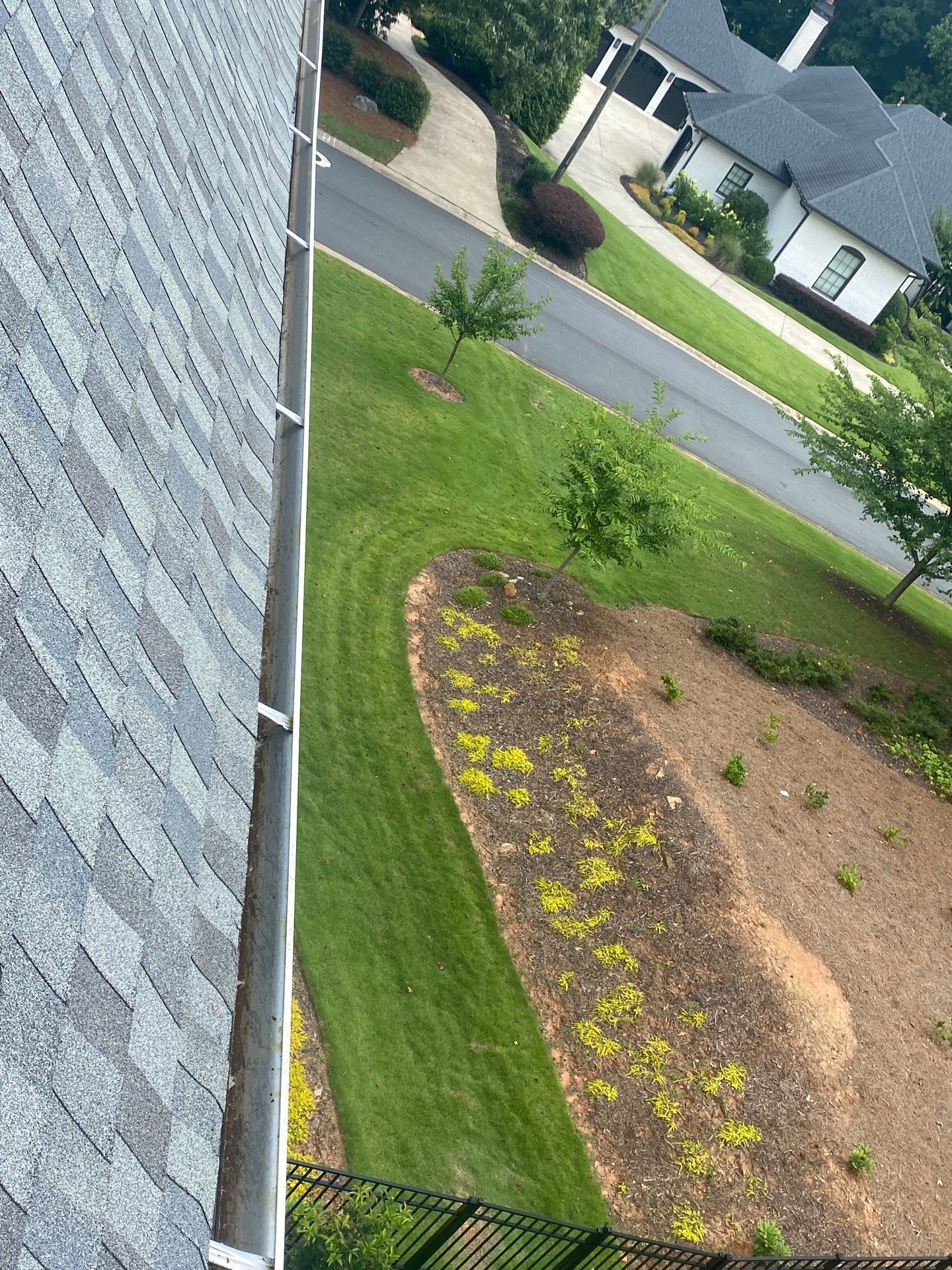 Visible gap between a gutter and the roof edge
