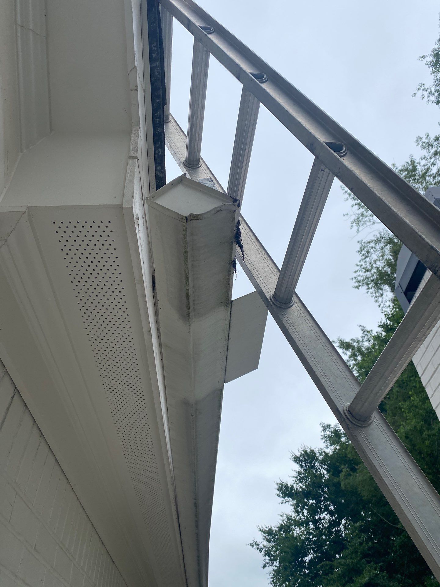 Heavy-gauge hidden hanger anchored into solid fascia