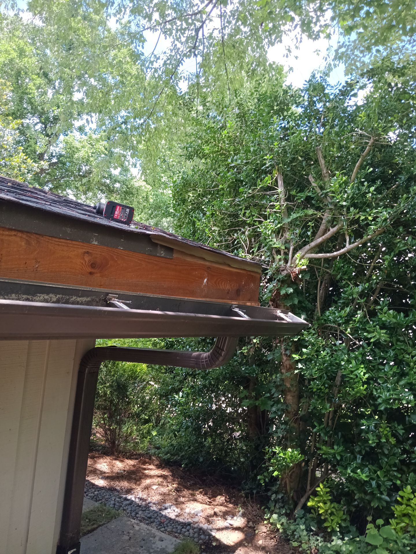 Cracked seam where two gutter sections meet