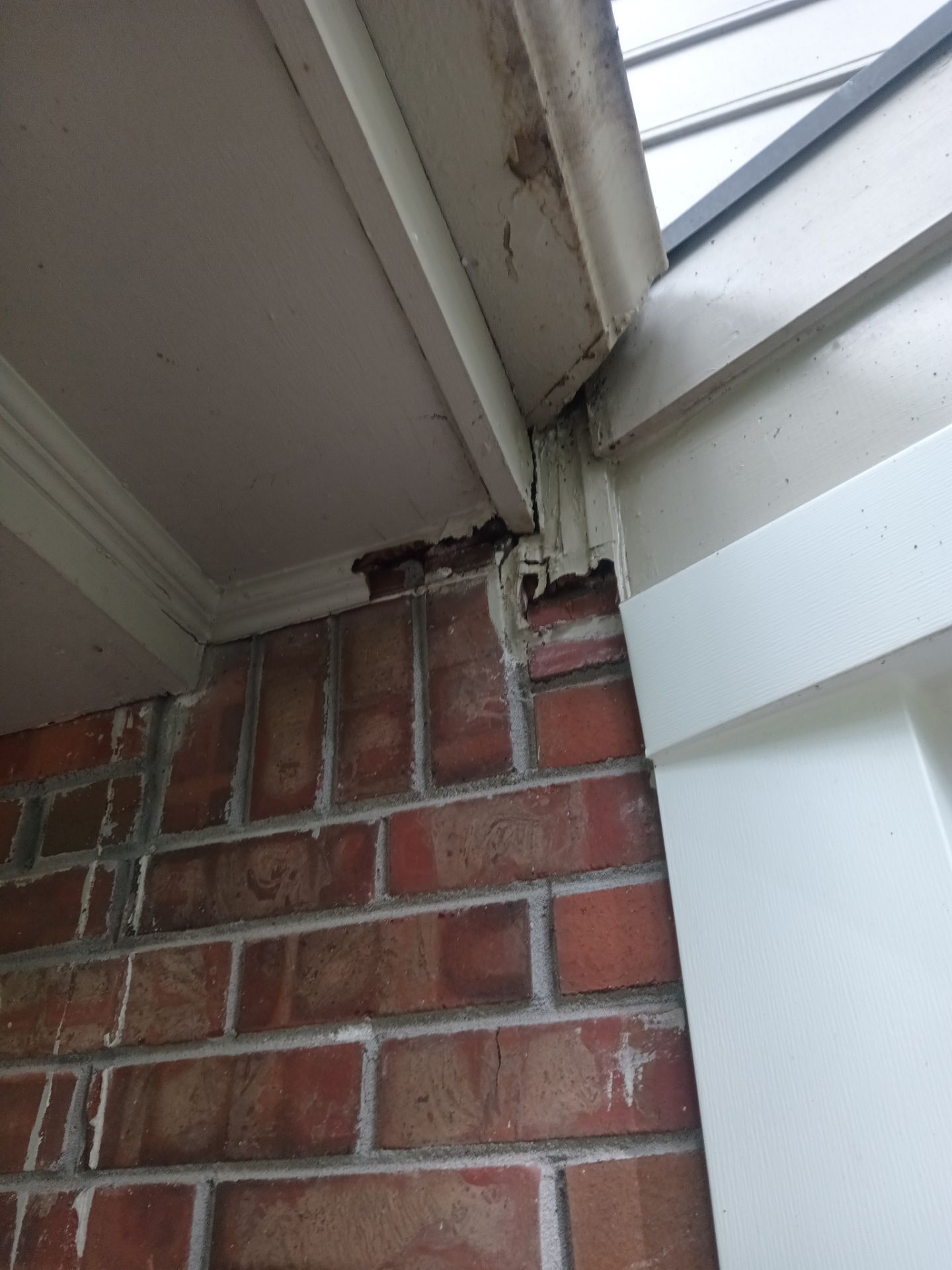 Small gap at a fascia corner where it meets the brick