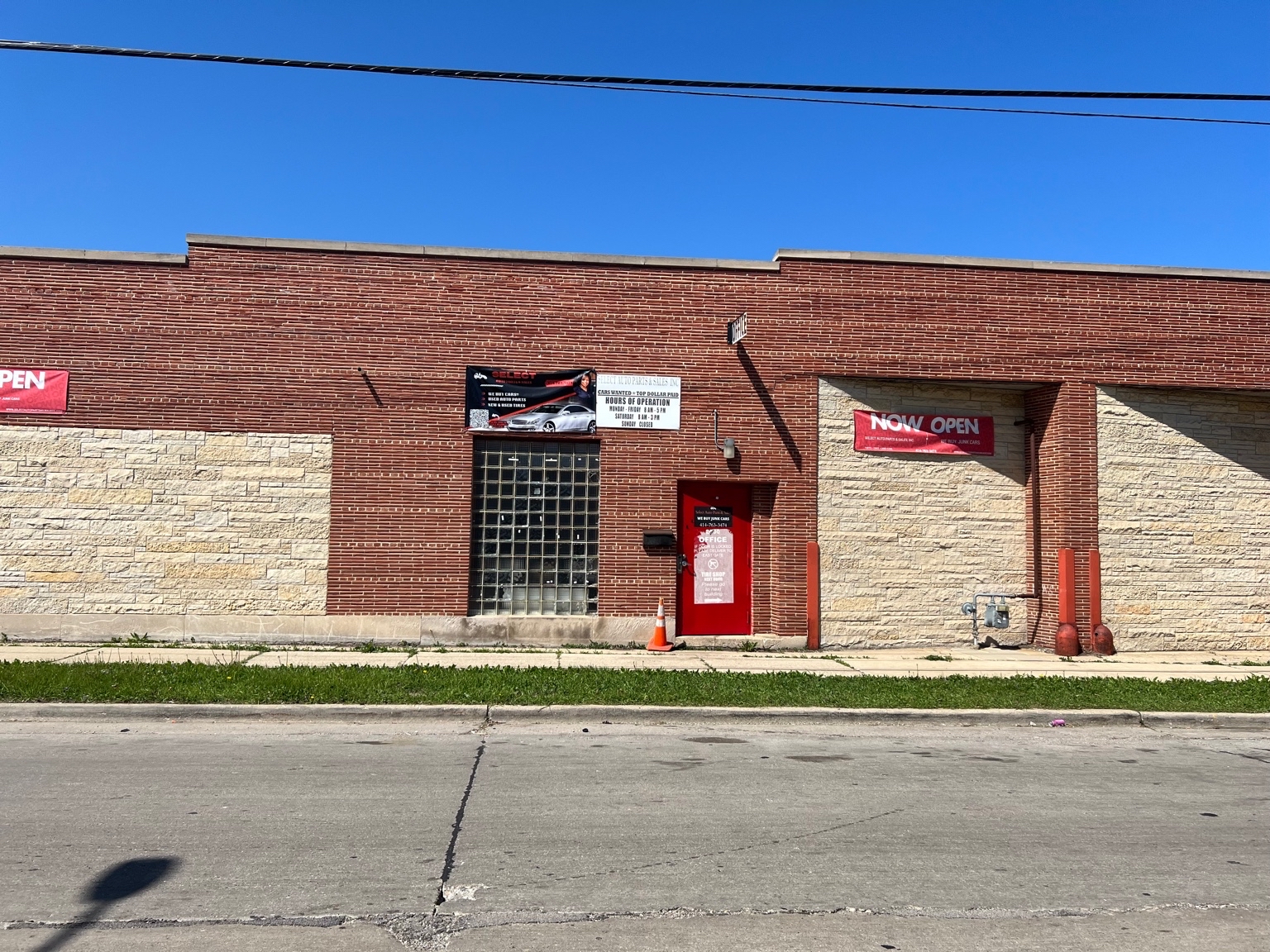 Select Auto Parts exterior building