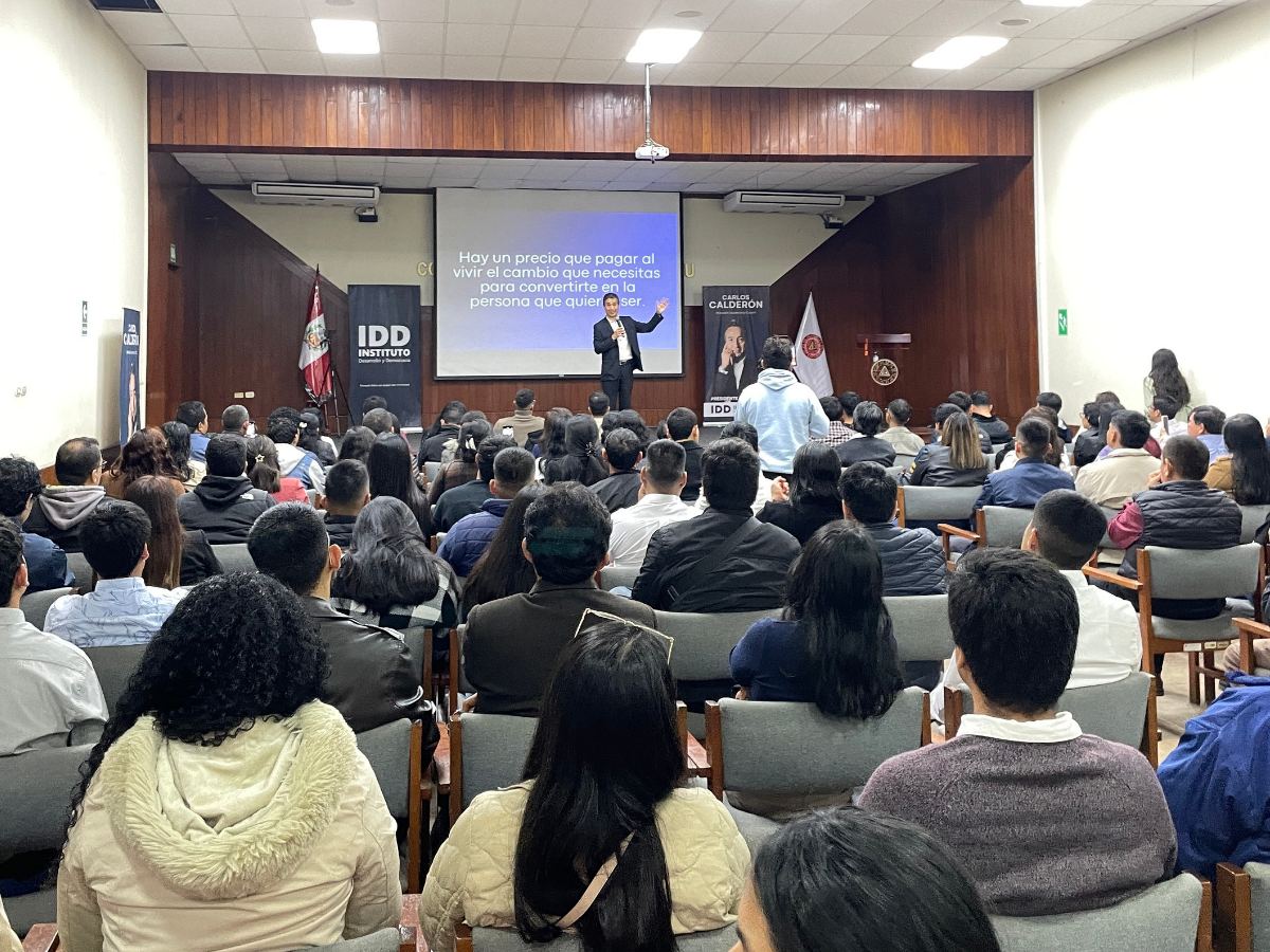 Audiencia participando en conferencia Eléva-T
