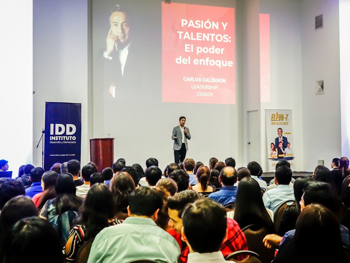 Conferencia de liderazgo, banner Carlos Calderón Presidente Fundador IDD