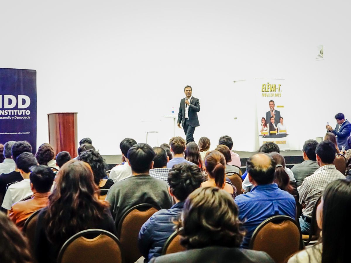 Asistentes con libro de Instituto IDD