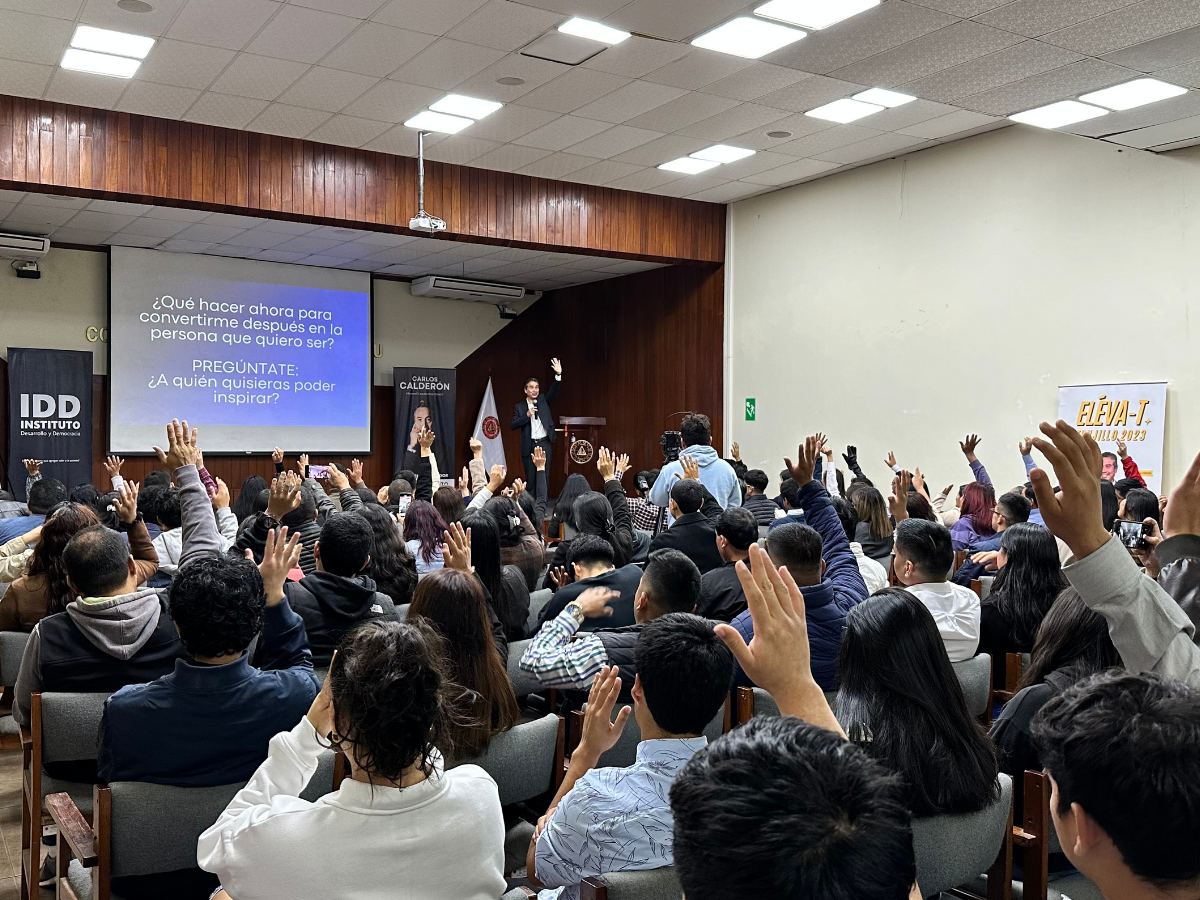 Grupo de asistentes con libro de Instituto IDD