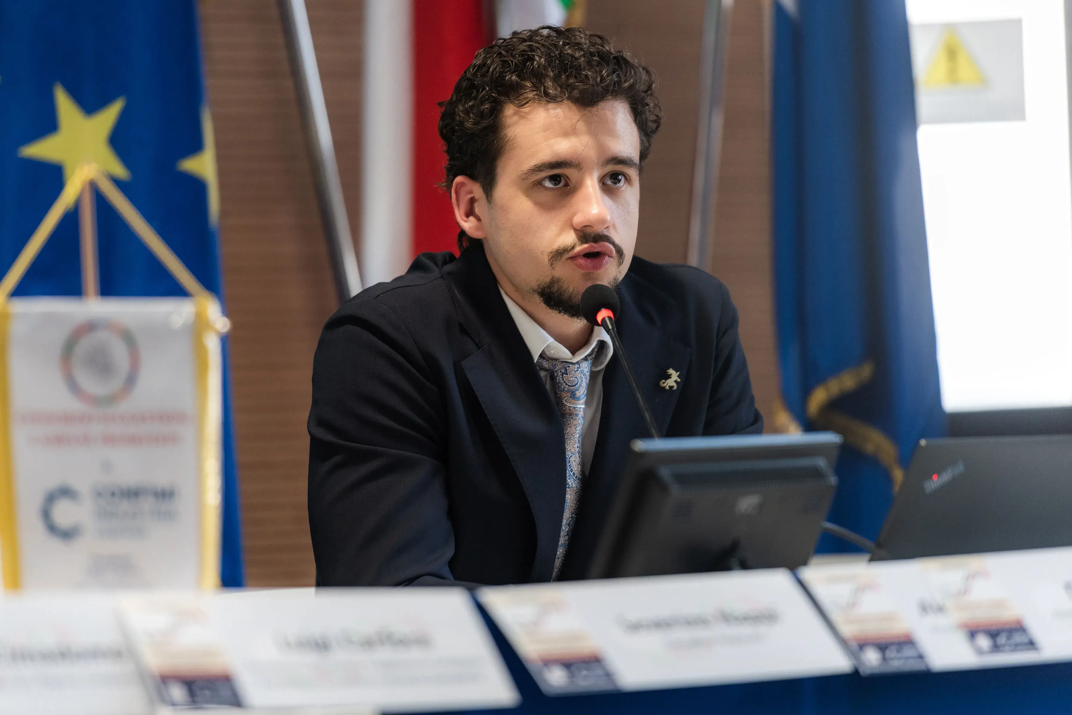 Dnis Bilo presentazione consiglio regionale campano regione Campania politici senatori politico imprenditore infrastrutture ai automazione aziendale presidente del Fluence Group parla discorso 