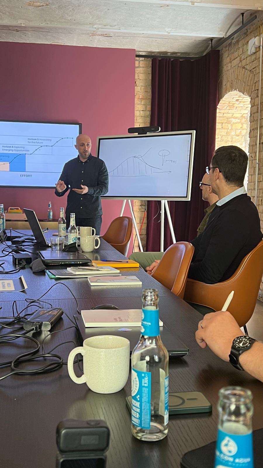 Anees Alomar drawing for studio owners at the Mastermind in Karlsruhe.