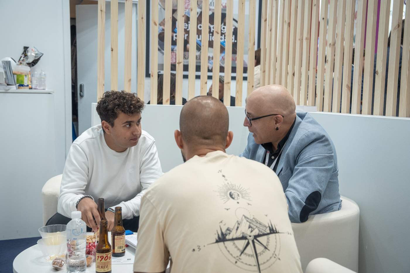 Encuentro de empresarios en la sede de Club X12