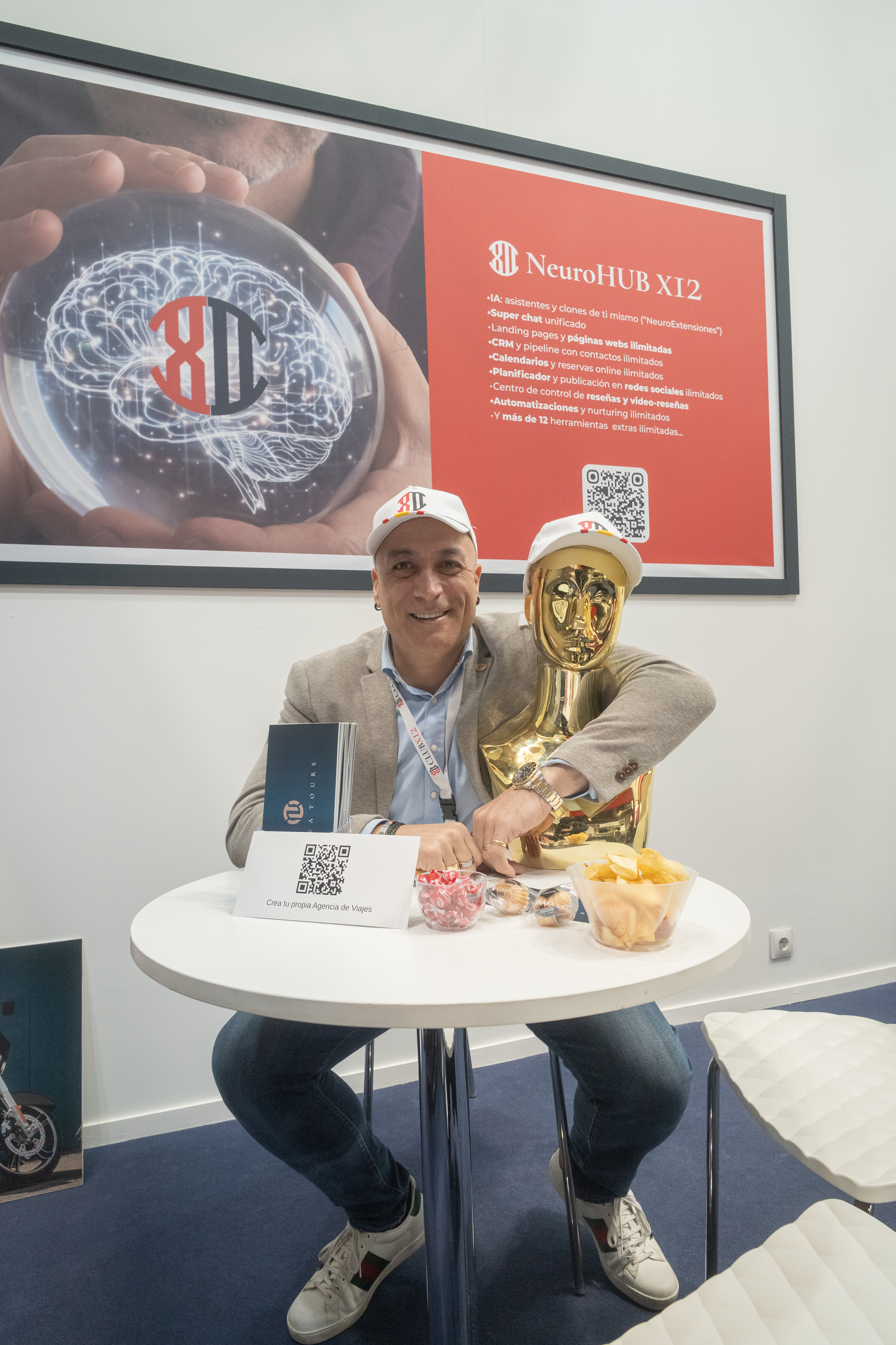 Raúl Mata Torrado junto a NALA, la IA dorada de Nalatravel.ai y NeuroHUB X12 en FITUR