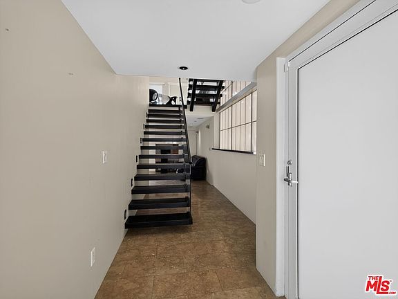 4015 Ocean Dr Interior