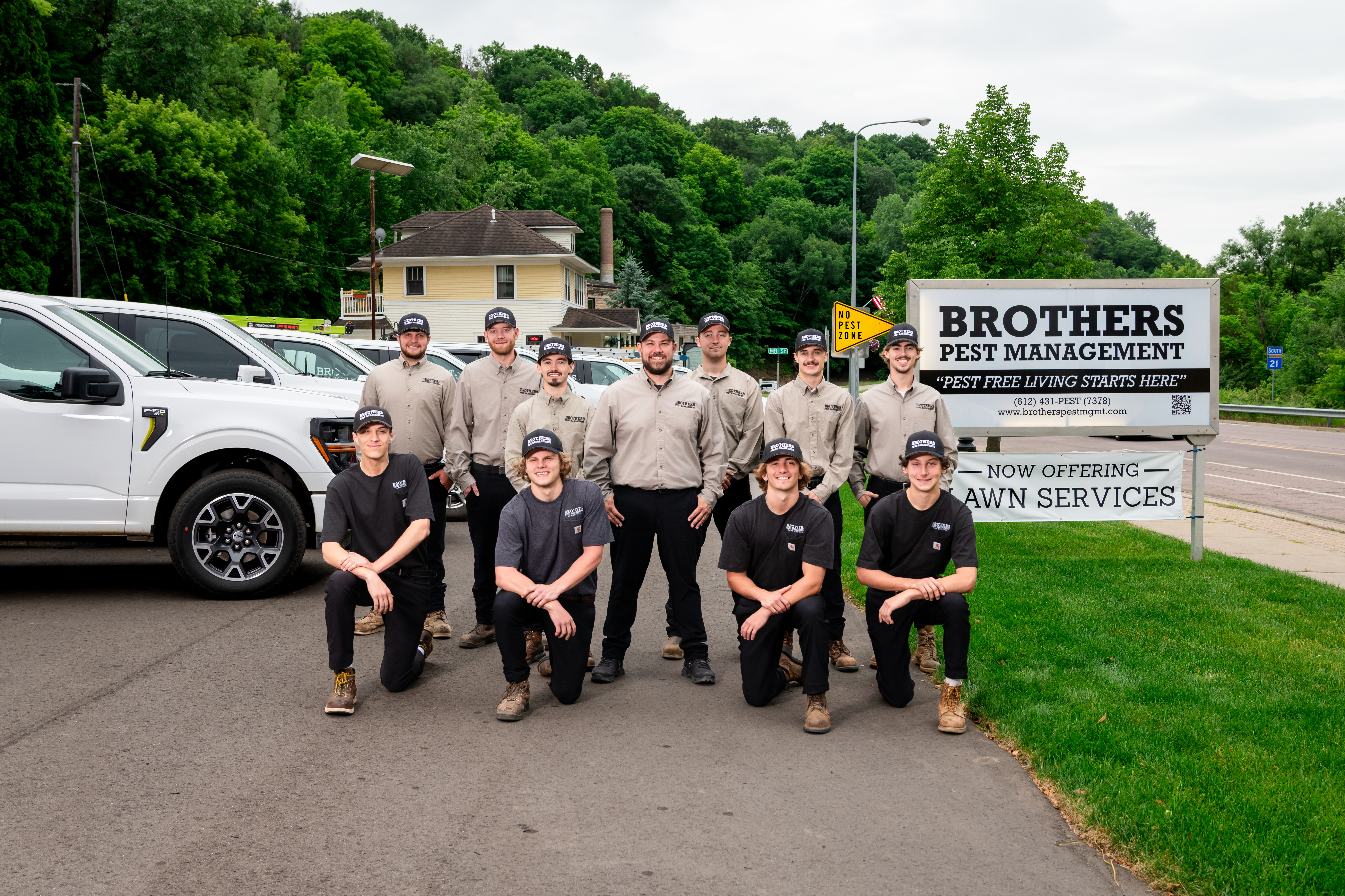 Local Pest control, lawn care and tree removal/trimming  crew in jordan MN