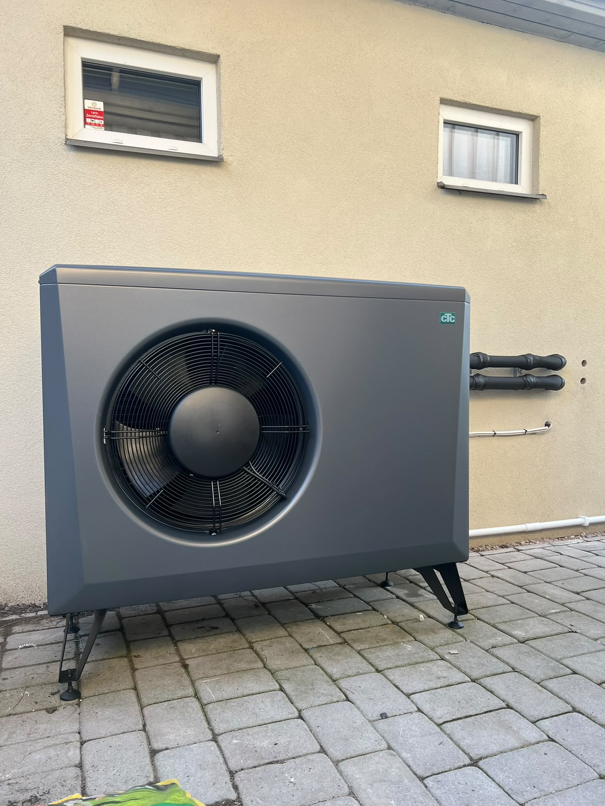 CTC luft/vatten värmepump, utedel installerad