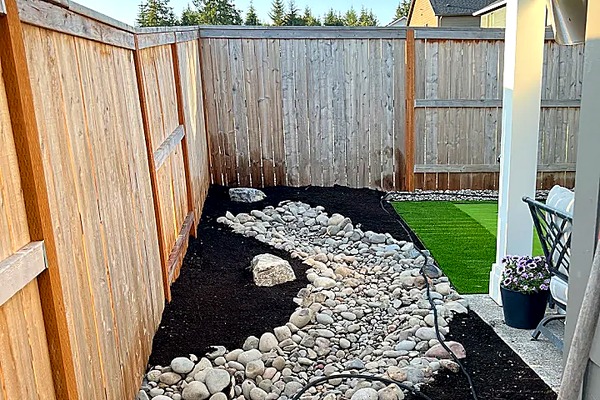 Fresh mulch beds and trimmed landscape edging