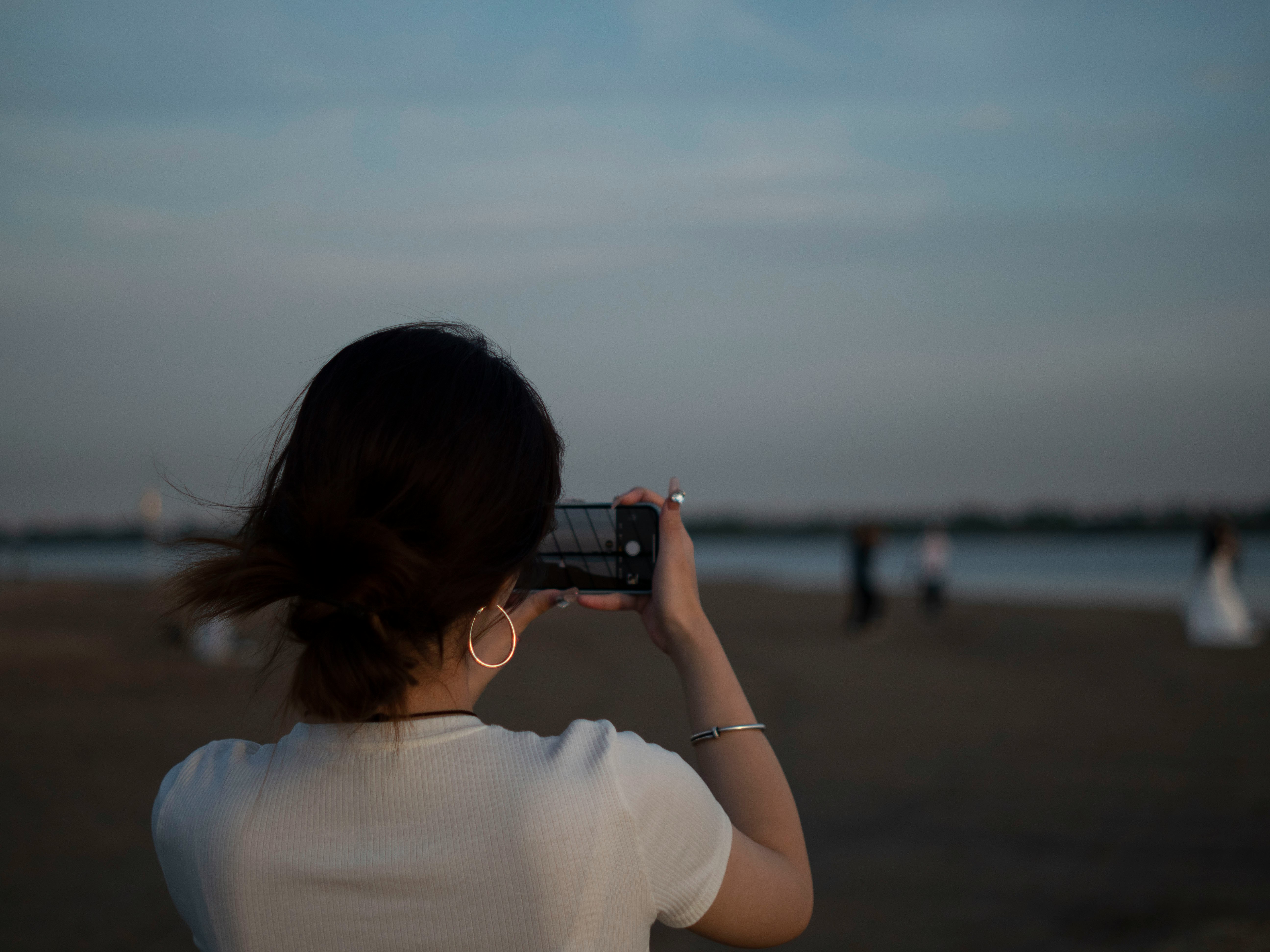 Mujer haciendo una fotografía en el mar