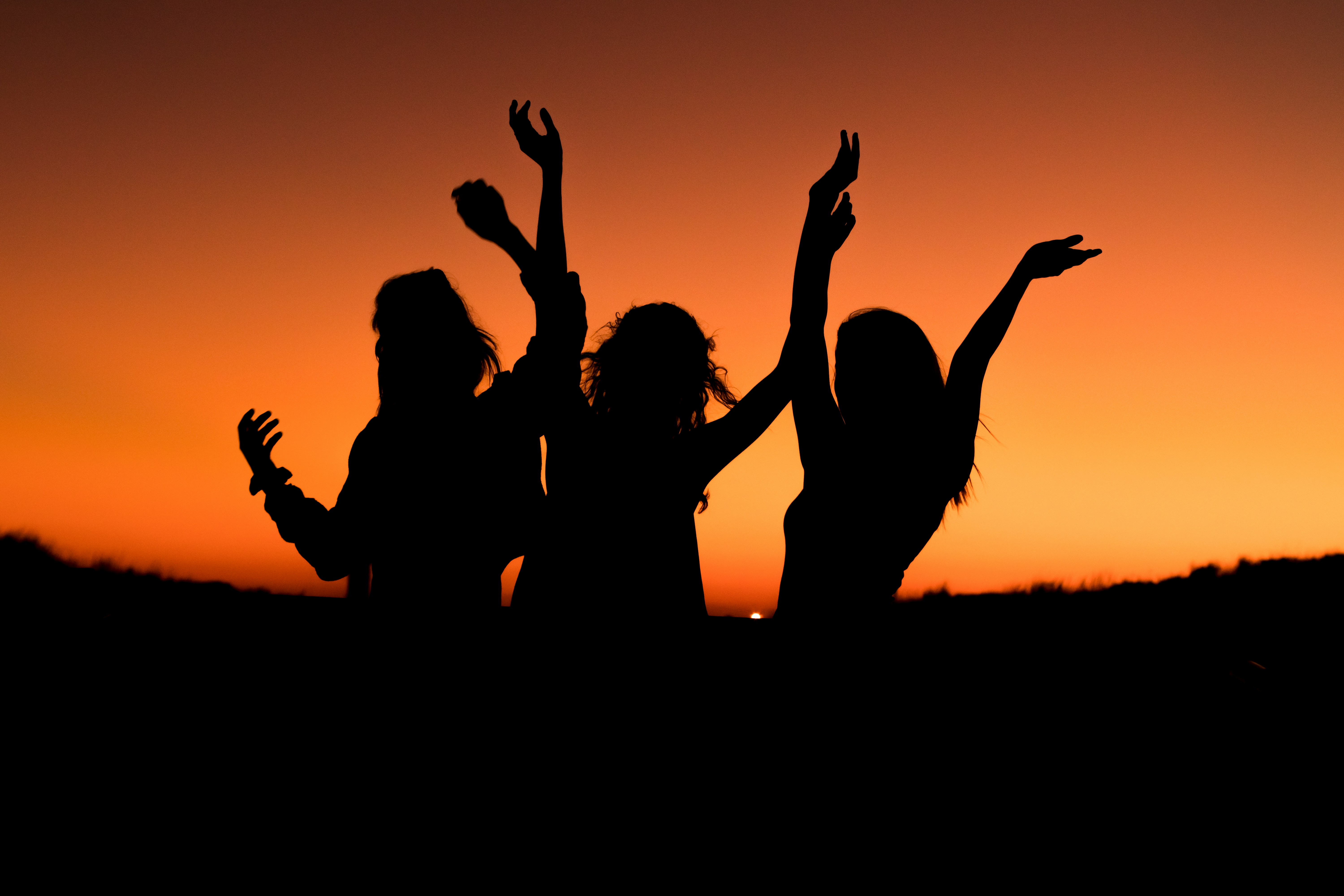 Un grupo divirtiéndose en una puesta de sol