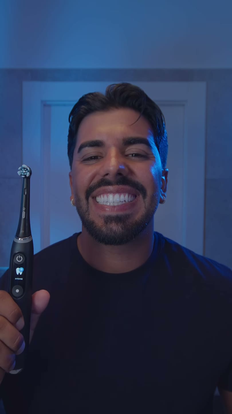 Danilo D'Angelo sorride nel reel girato con Oral-B Italia