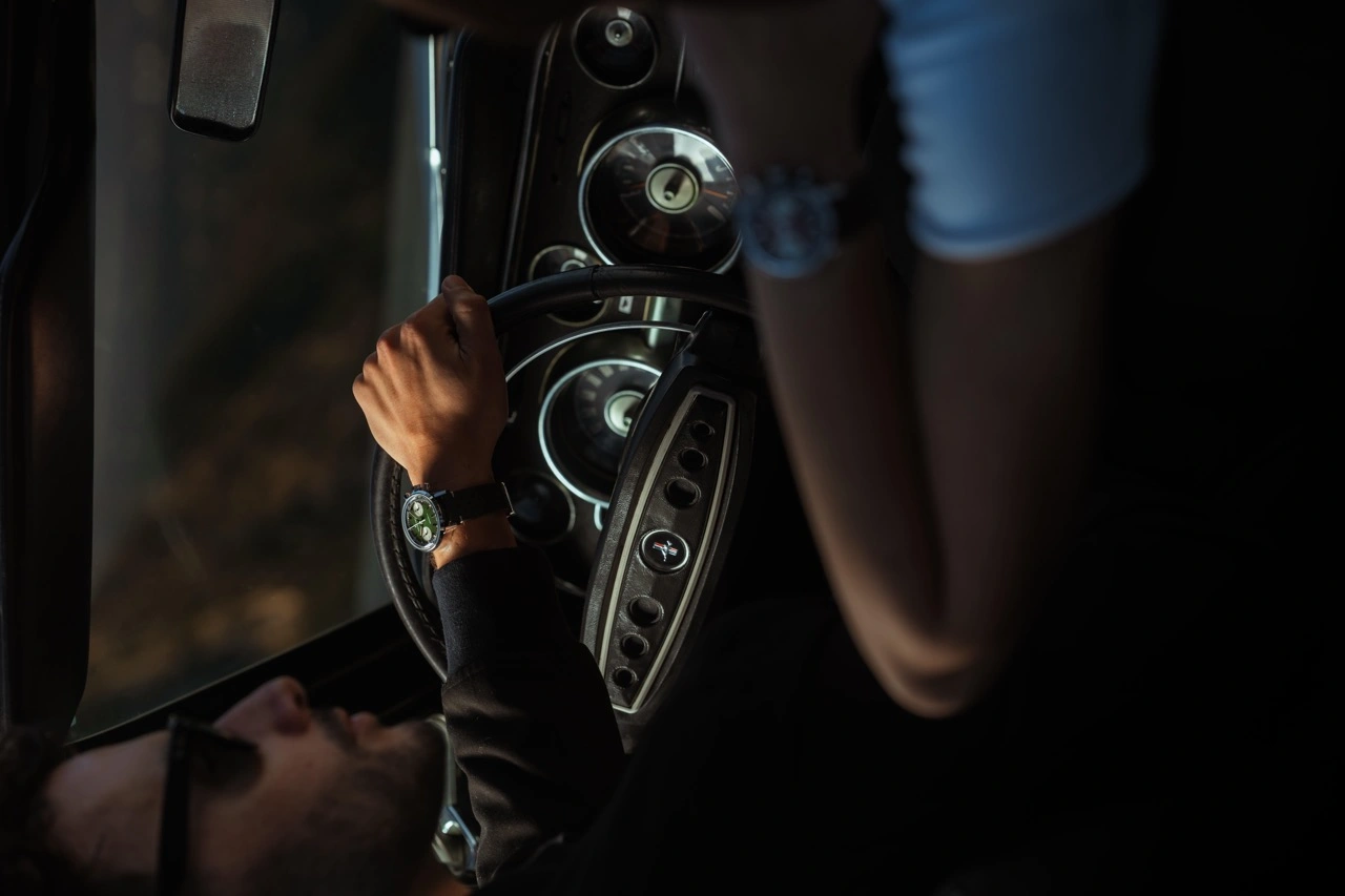 Caseback and bracelet details of the Hamilton American Classic Chronograph H